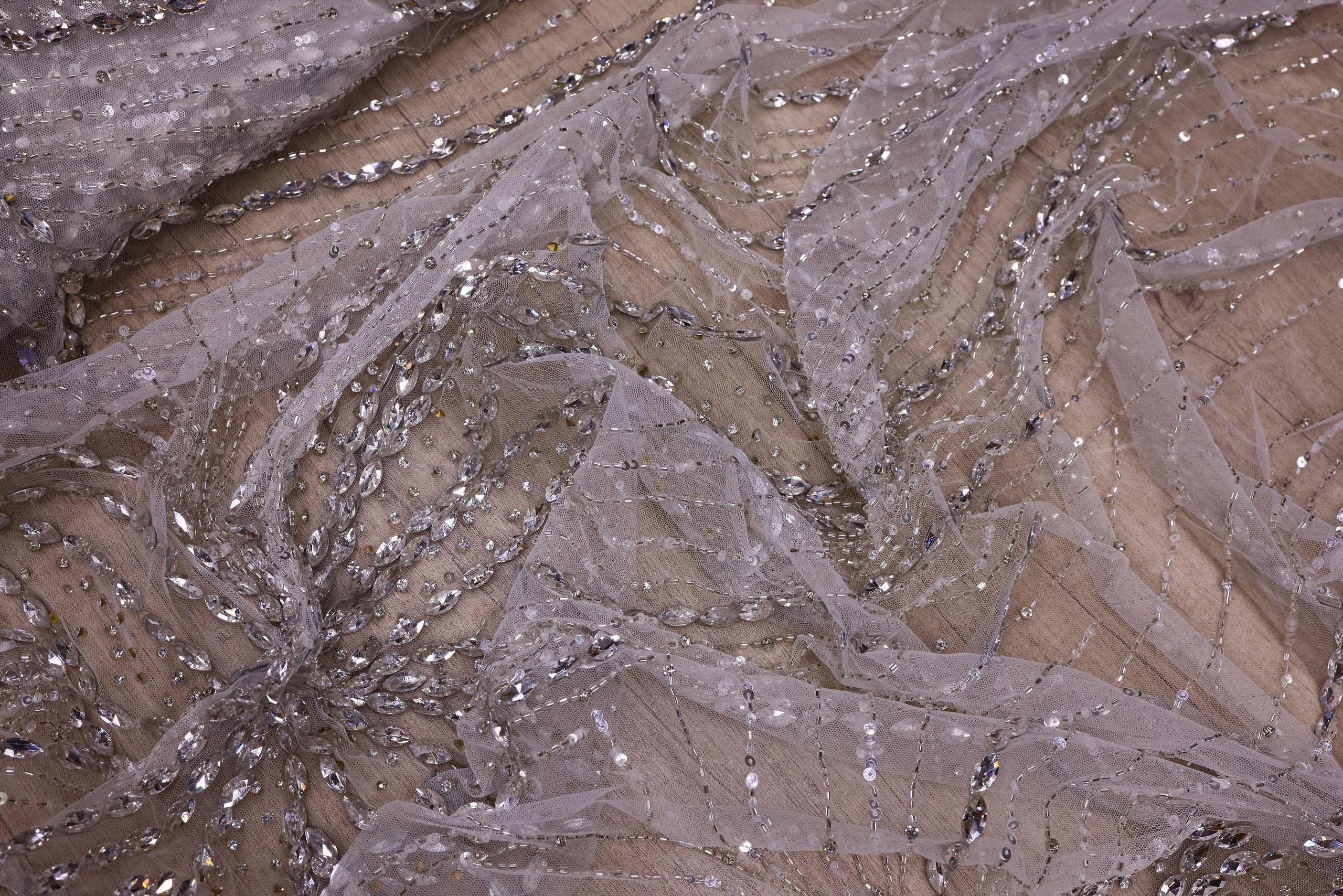 Broderie de lux tip dantela lucrata manual cu crystale C62 - Alb Ivory