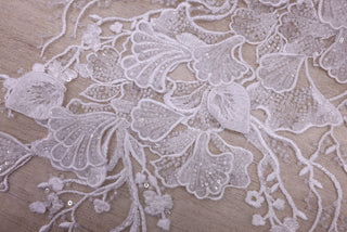 Broderie de lux tip dantela cu flori 3D, cristale cusute manual B92 - Alb.