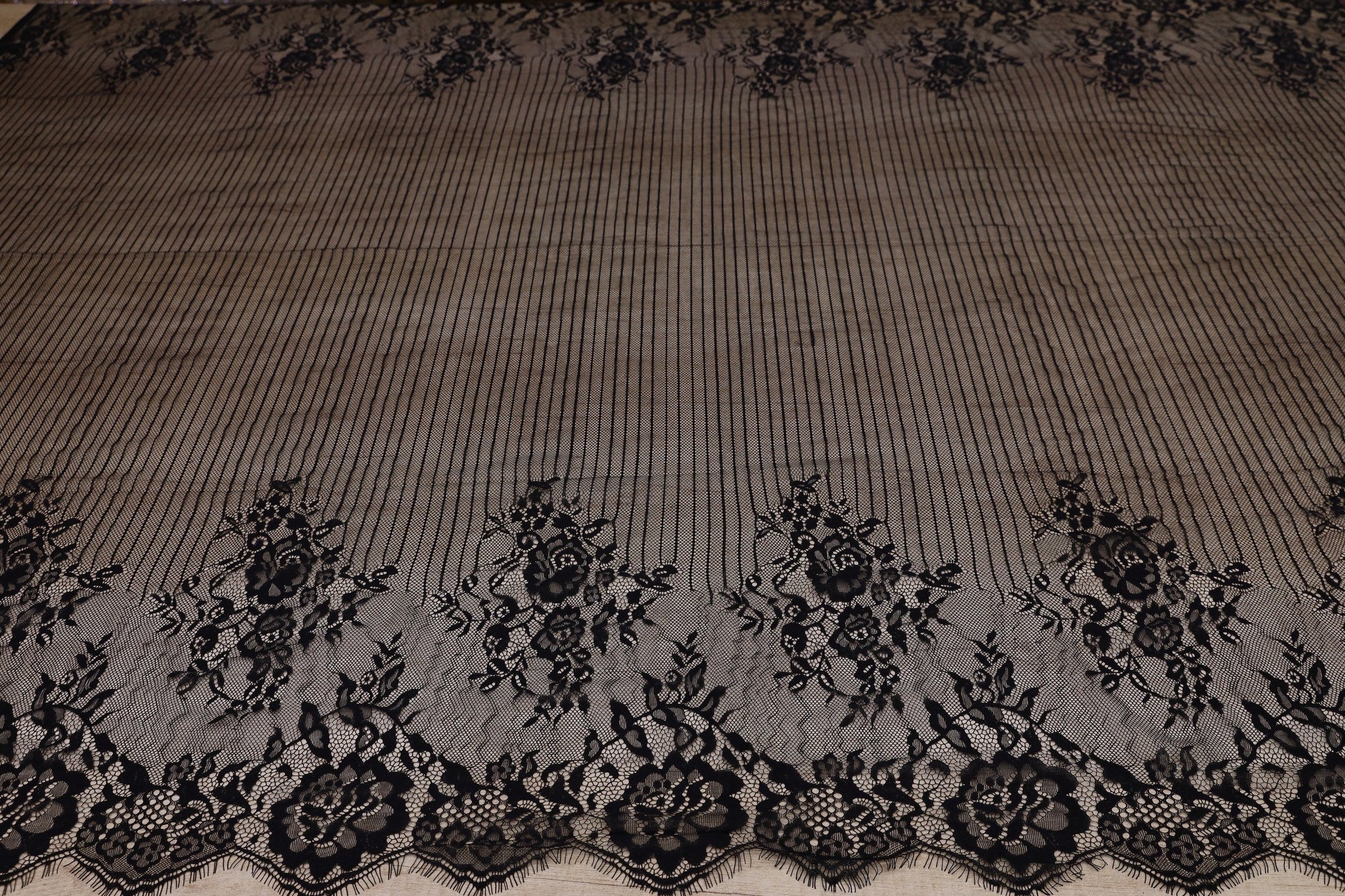 Dantela Chantilly Negru - 113