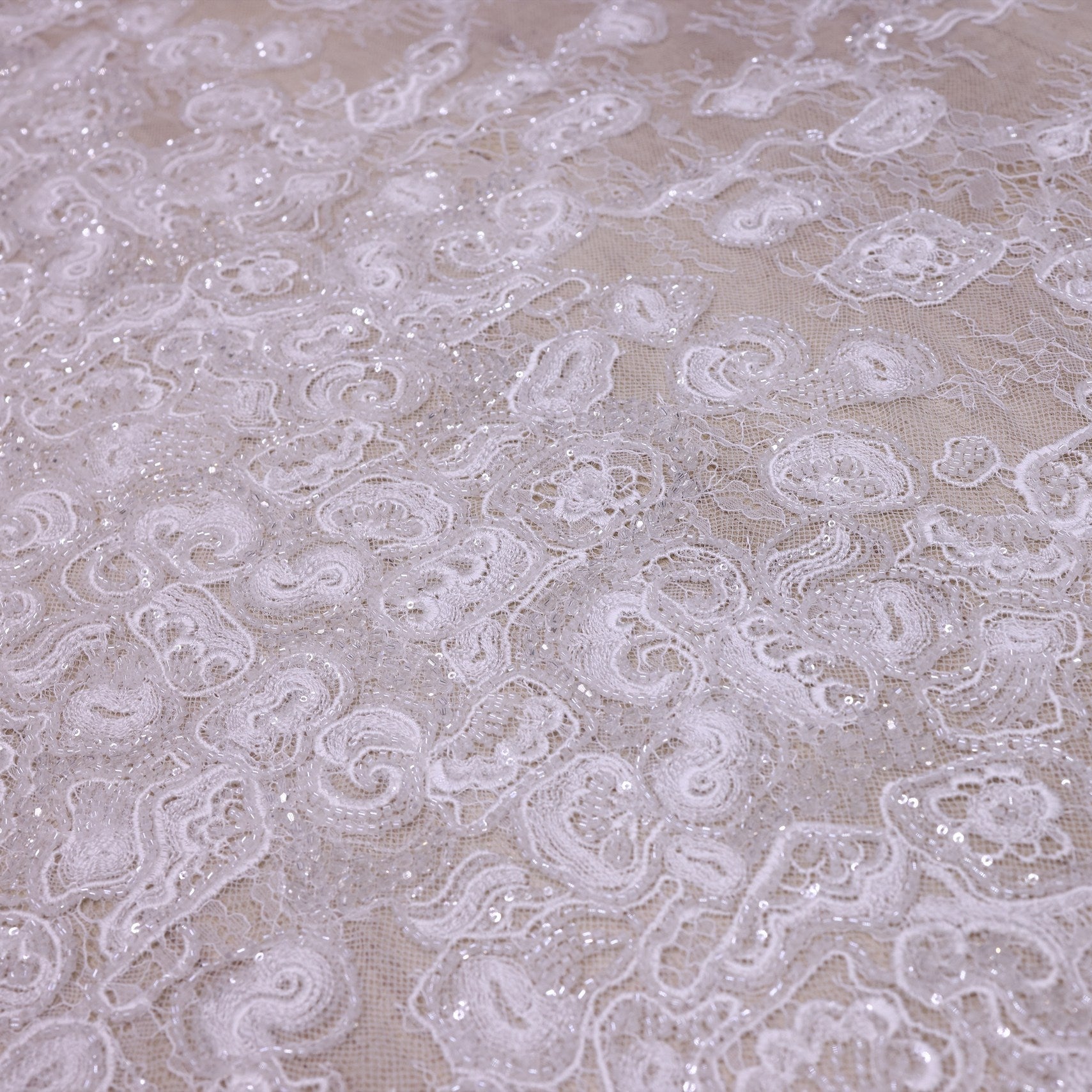 Broderie de lux tip dantela cu strasuri/pietre pretioase  B93 - Alb.