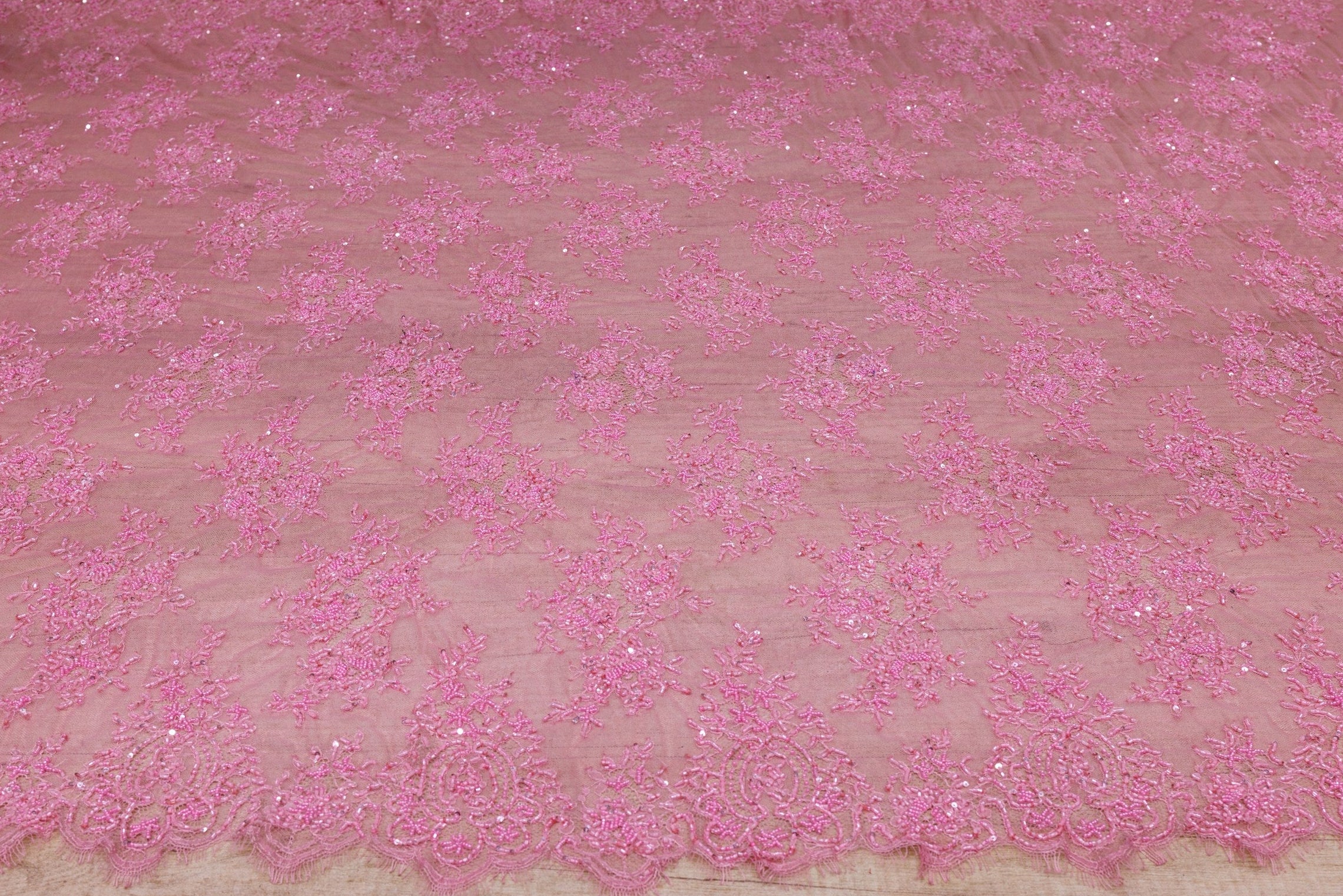 Dantelă Chantilly accesorizată manual în India D23 - Roz