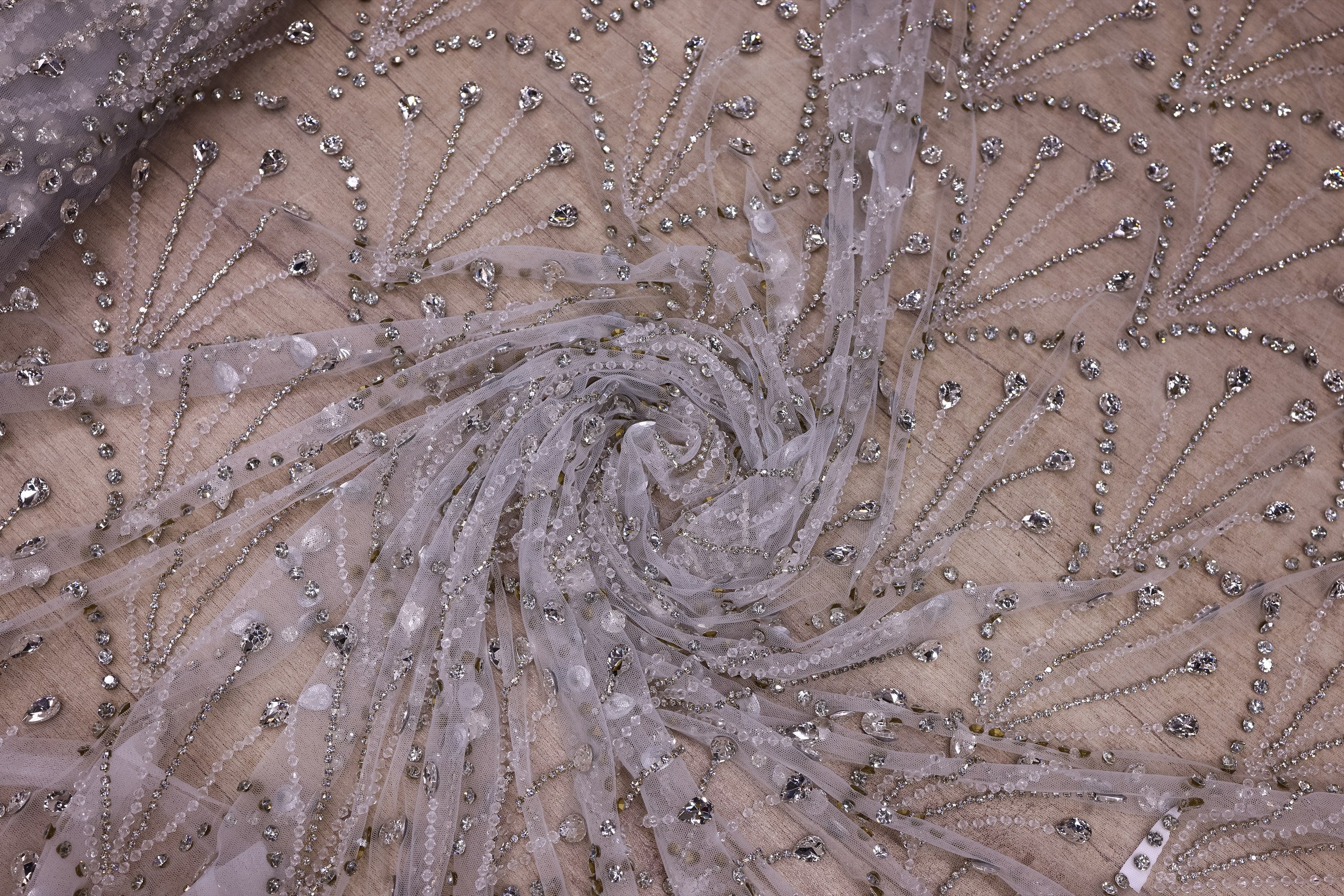 Broderie de lux tip dantela lucrata manual cu crystale C63 - Alb Ivory