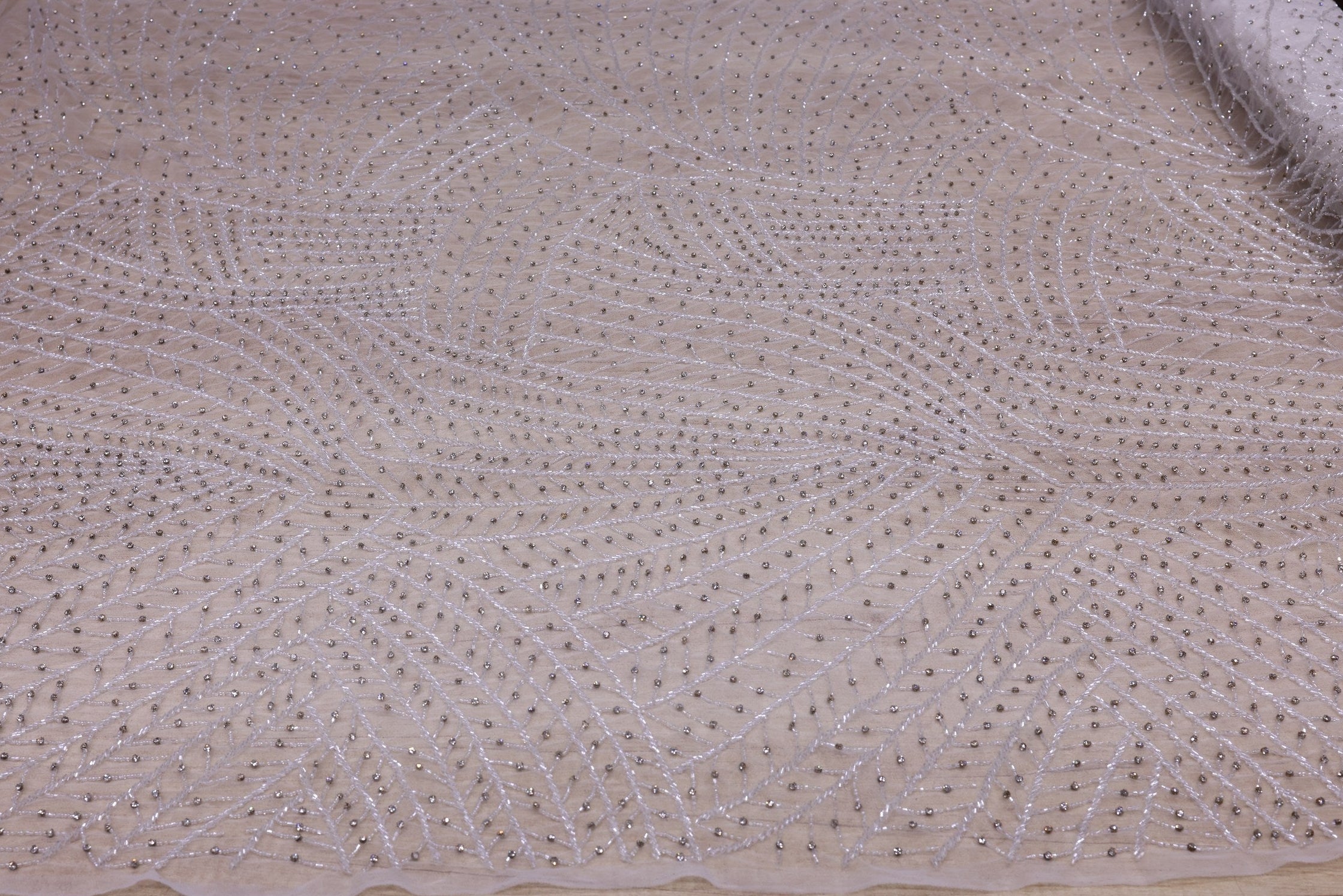 Broderie de lux tip dantela cu margele si pietre pretioase  C14 - Argintiu