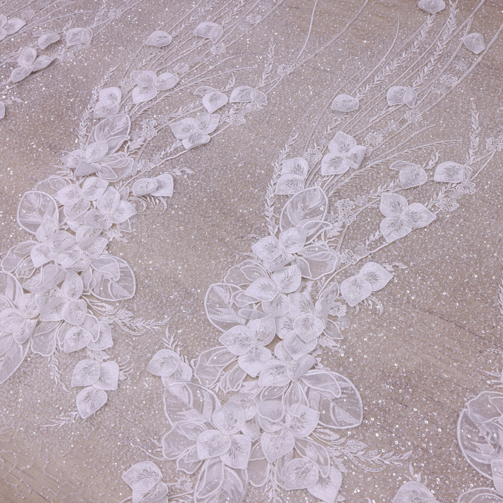 Broderie de lux tip dantela cu strasuri/pietre pretioase  B94 - Alb.