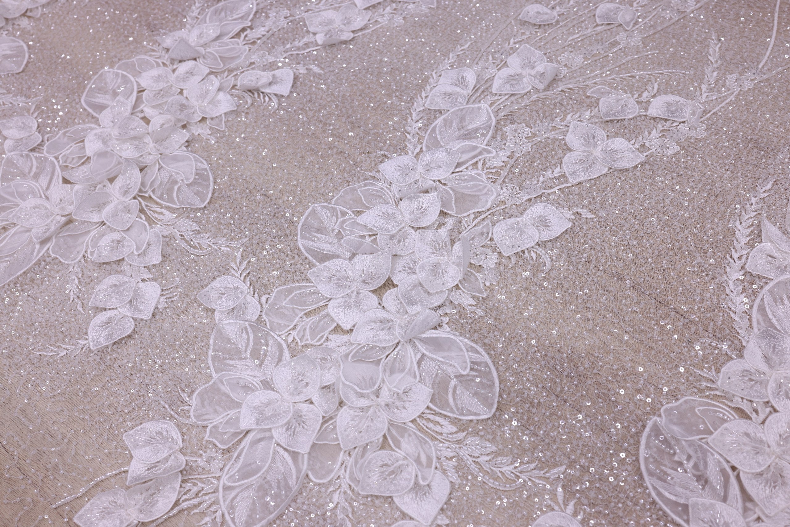 Broderie de lux tip dantela cu flori 3D si cristale cusute manual B94 - Alb.