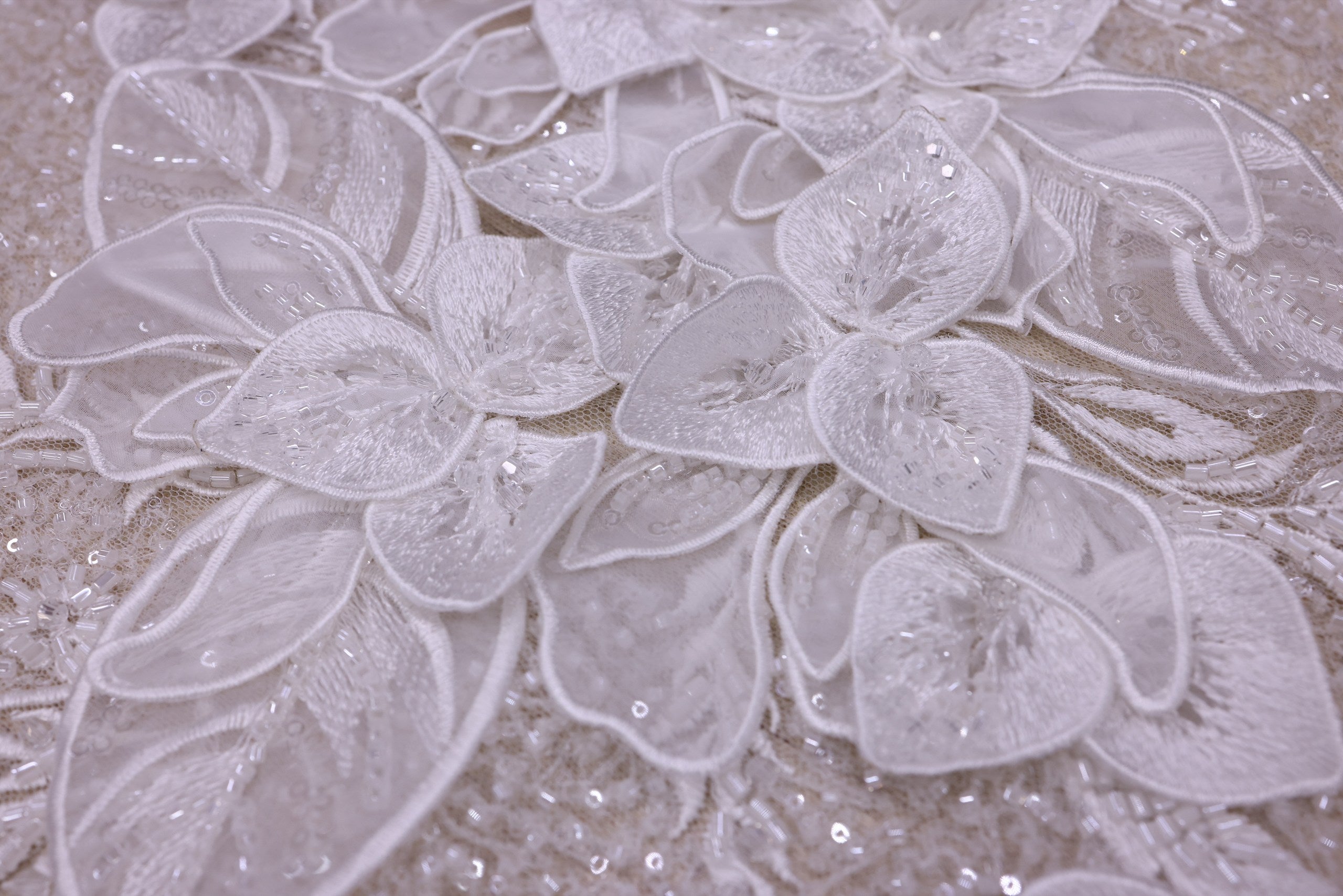 Broderie de lux tip dantela cu flori 3D si cristale cusute manual B94 - Alb.