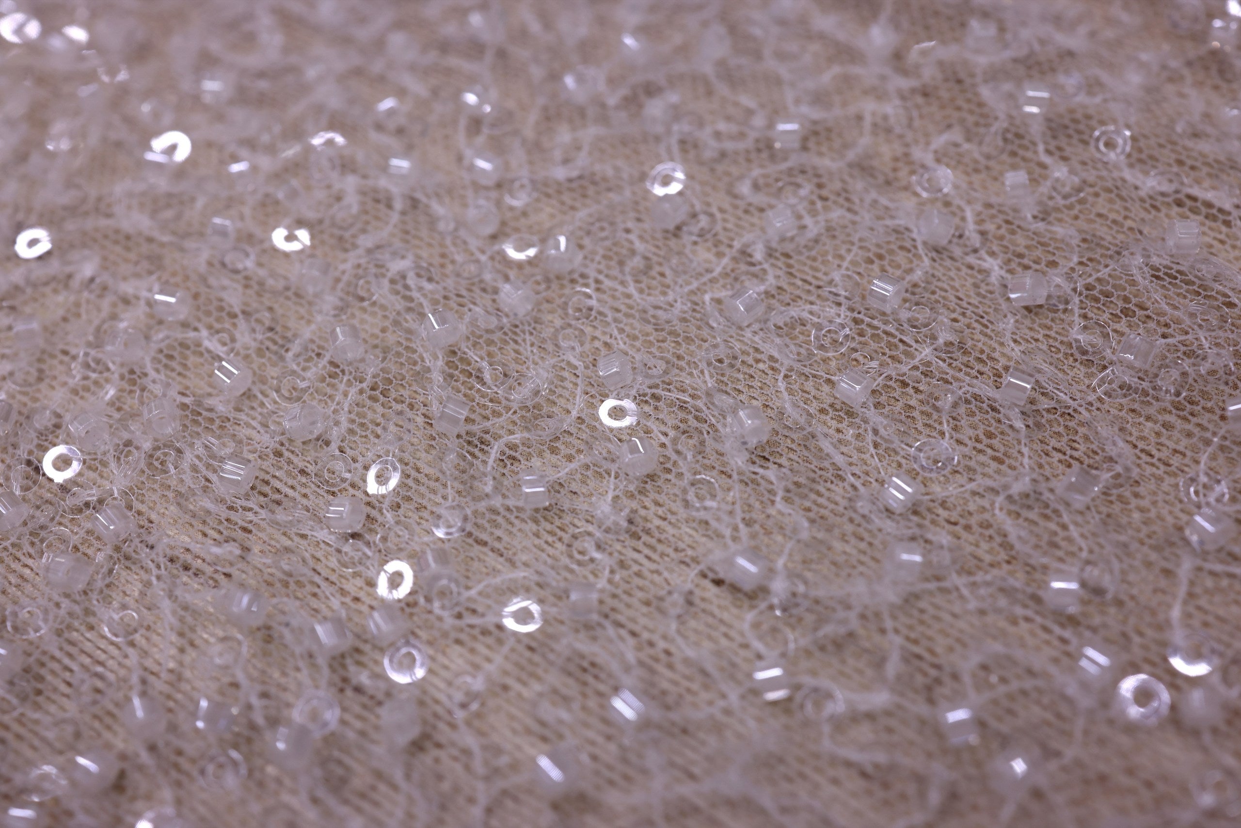 Broderie de lux tip dantela cu flori 3D si cristale cusute manual B94 - Alb.
