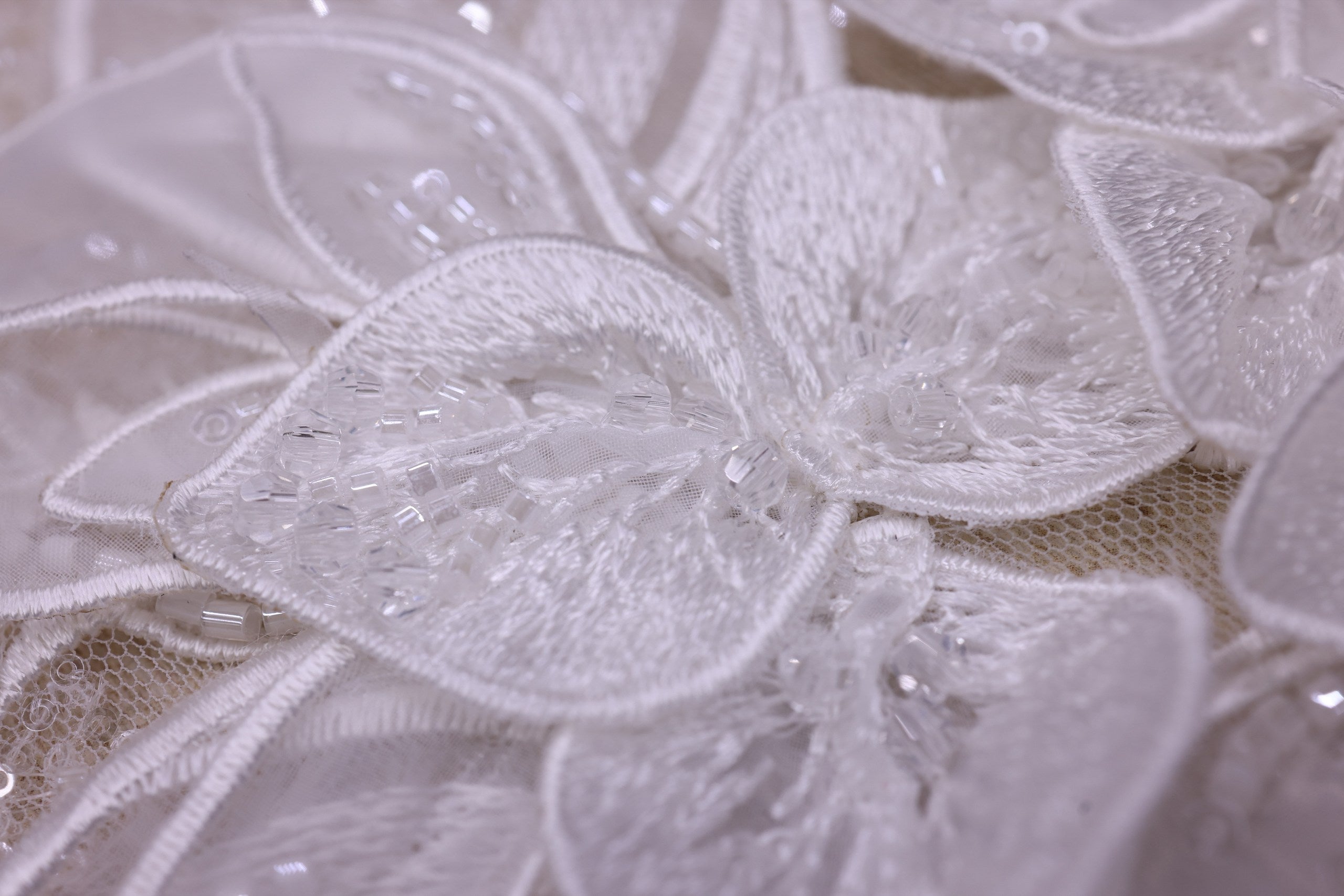 Broderie de lux tip dantela cu flori 3D si cristale cusute manual B94 - Alb.