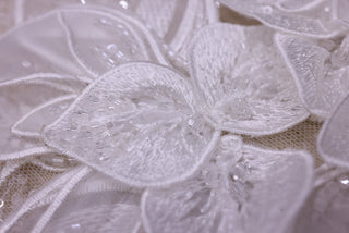 Broderie de lux tip dantela cu flori 3D si cristale cusute manual B94 - Alb.