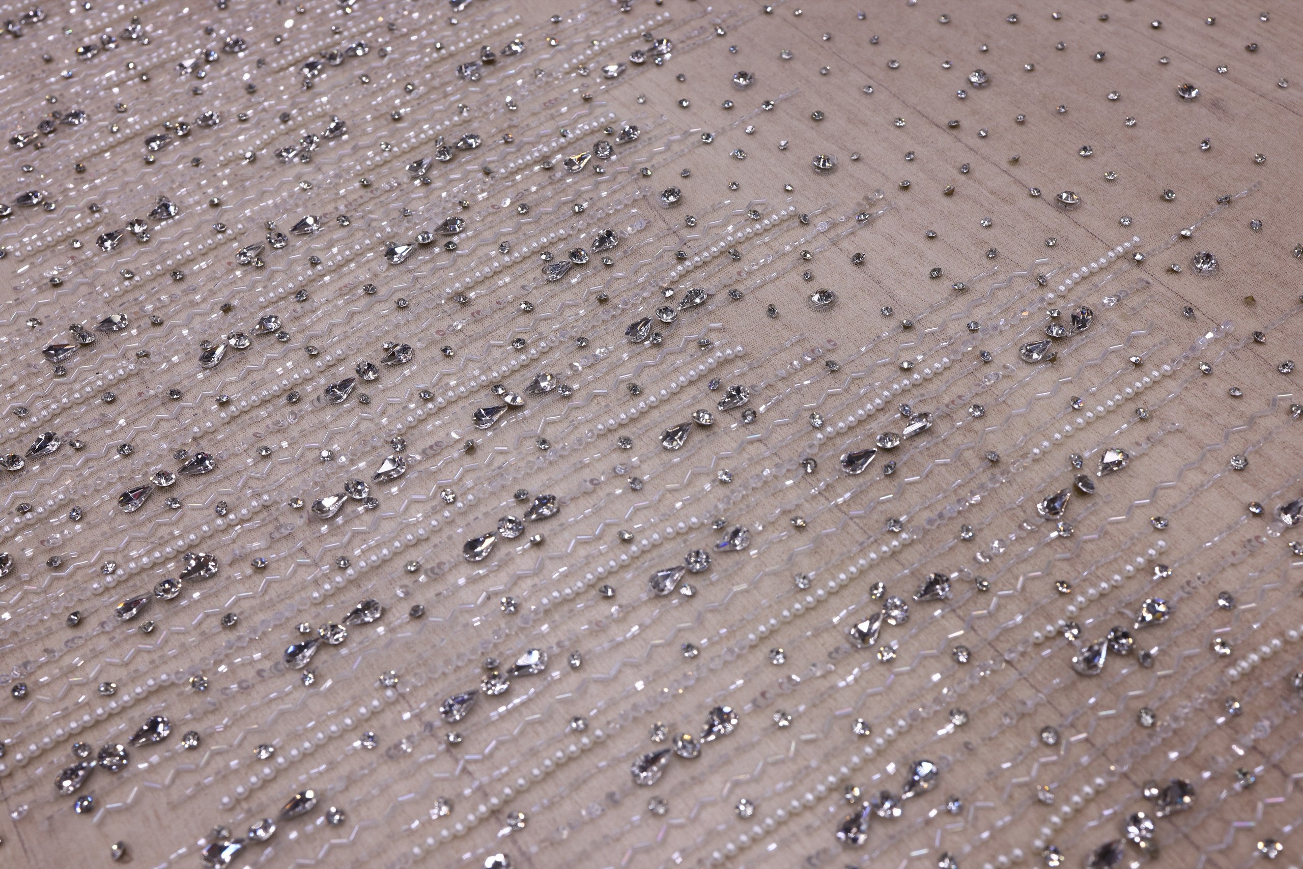 Broderie de lux tip dantela cu cristale, perle si margele  C15 - Argintiu