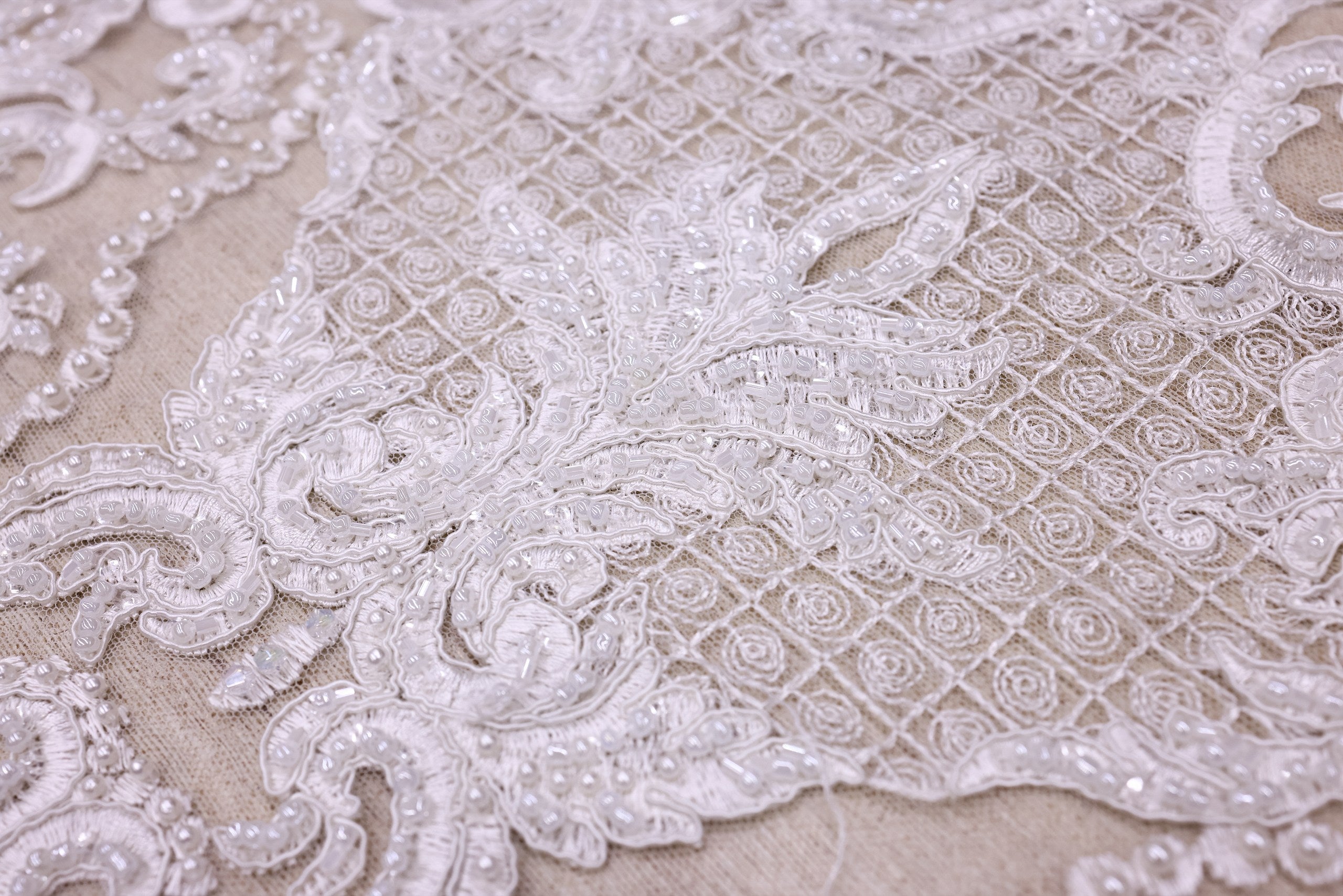 Broderie de lux tip dantela lucrata manual cu perle C66 - Alb Ivory