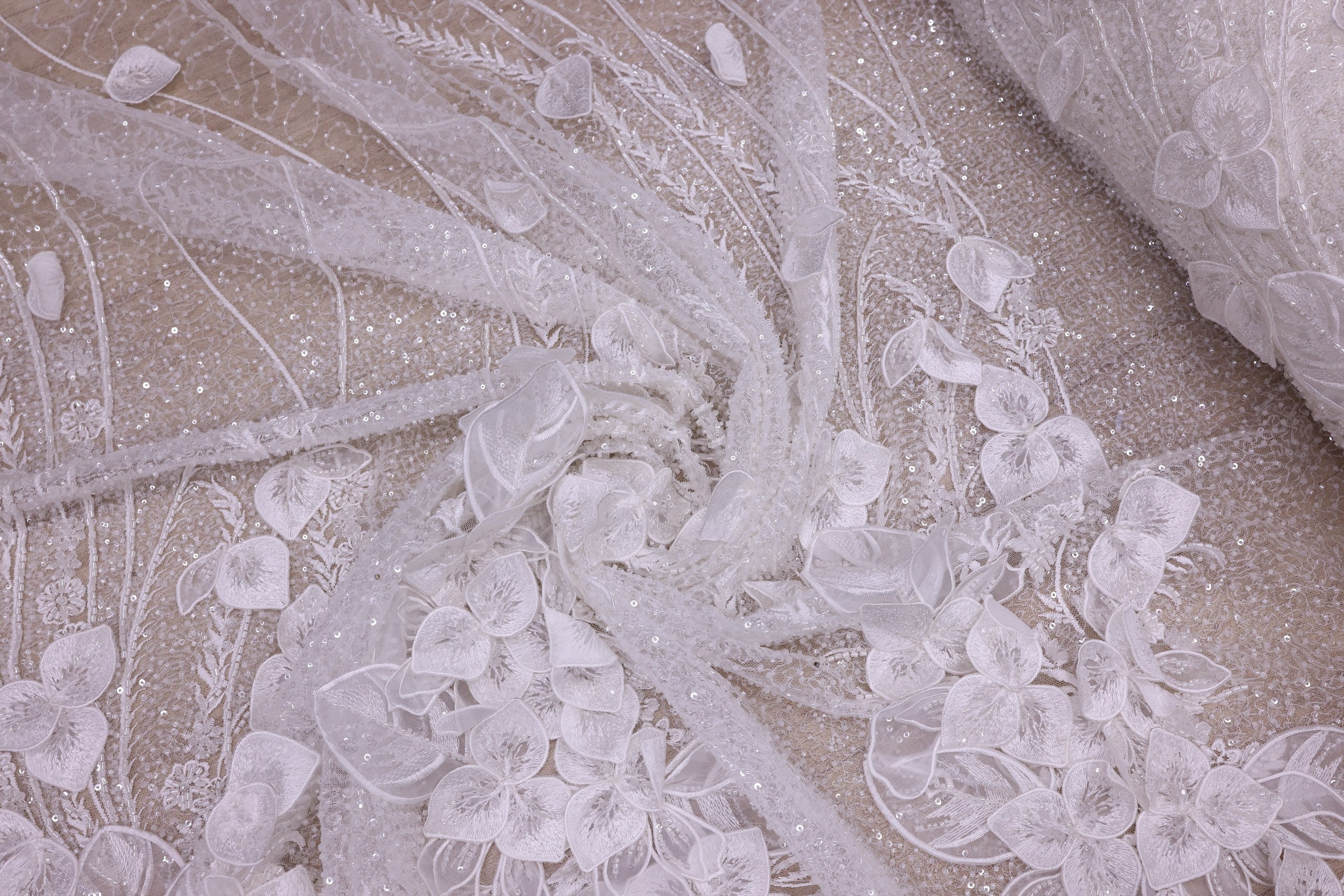 Broderie de lux tip dantela cu flori 3D si cristale cusute manual B94 - Alb.
