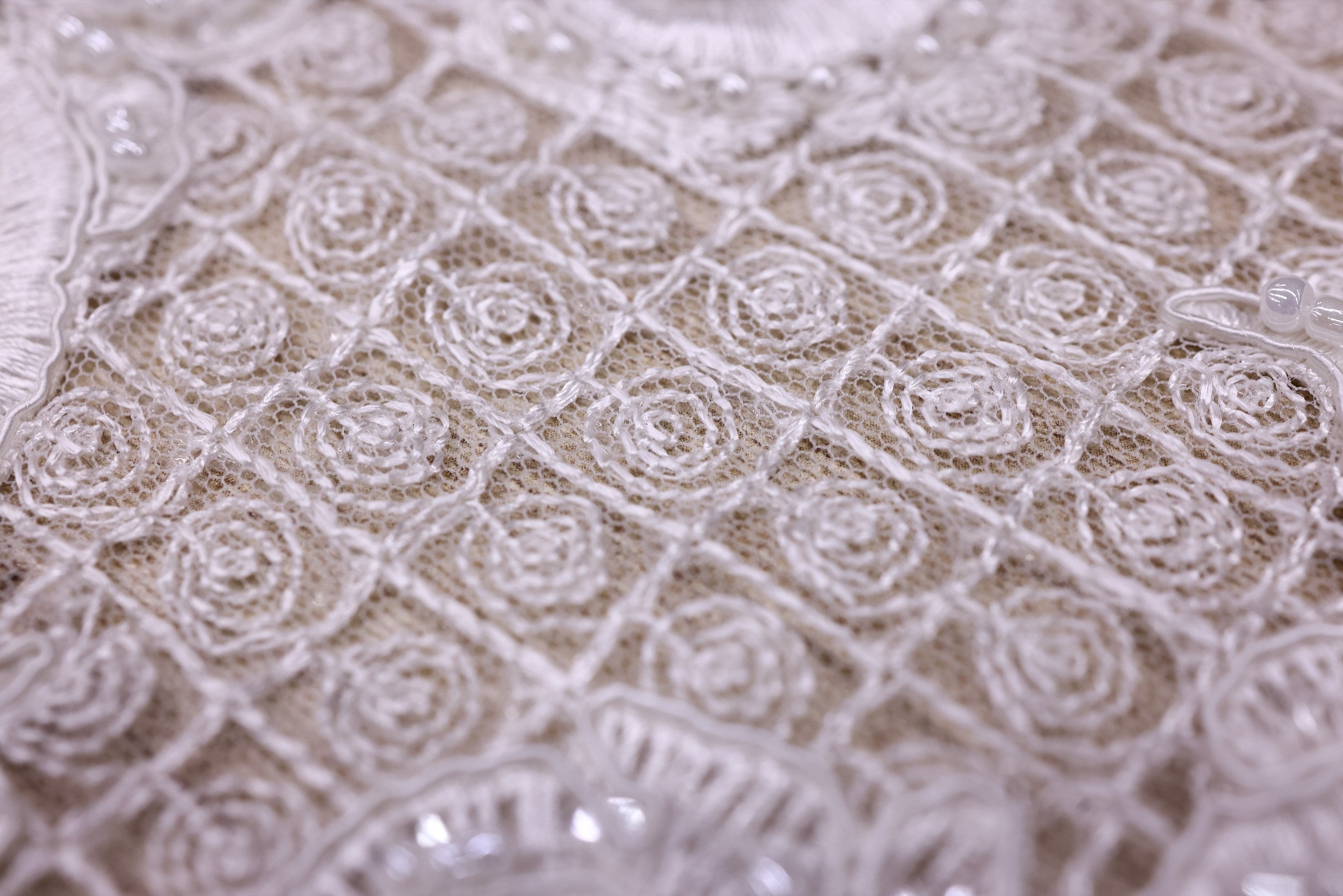 Broderie de lux tip dantela lucrata manual cu perle C66 - Alb Ivory