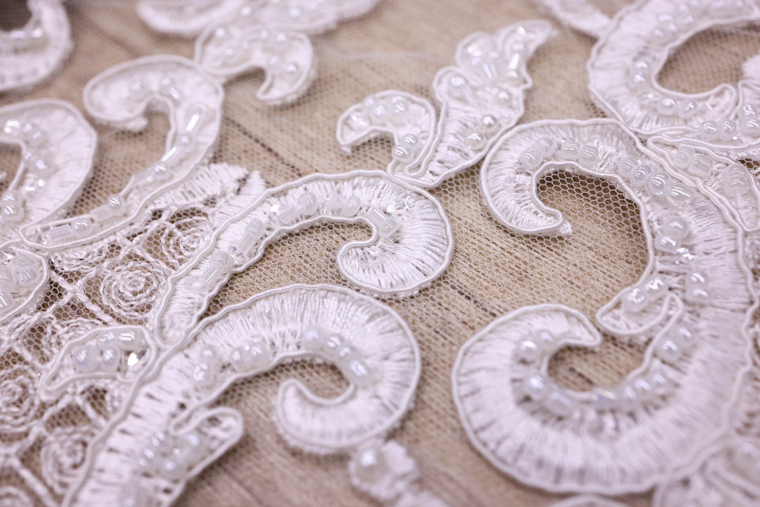 Broderie de lux tip dantela lucrata manual cu perle C66 - Alb Ivory