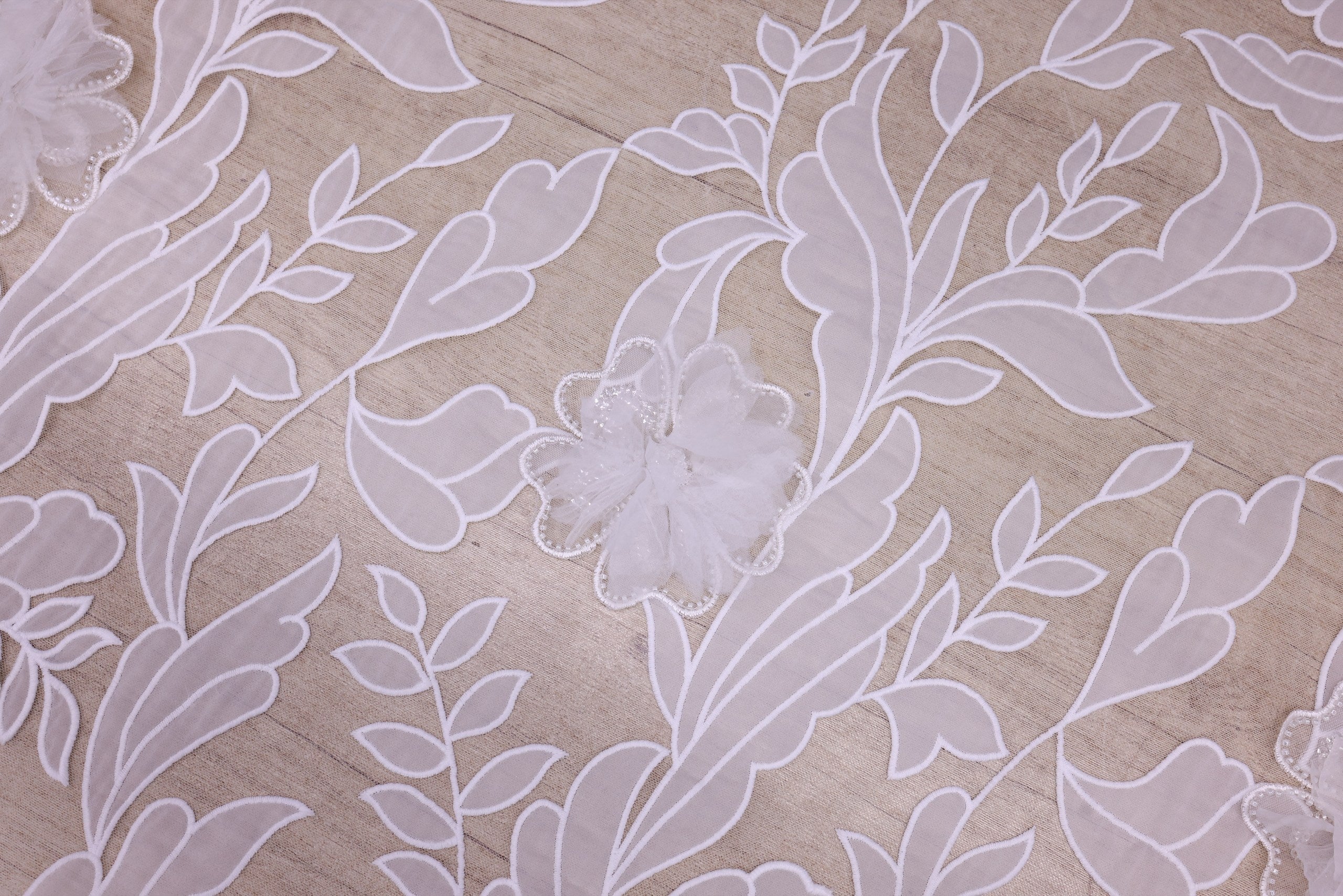 Broderie de lux tip dantela cu flori 3D si cristale cusute manual B95 - Alb.