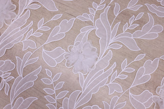 Broderie de lux tip dantela cu flori 3D si cristale cusute manual B95 - Alb.
