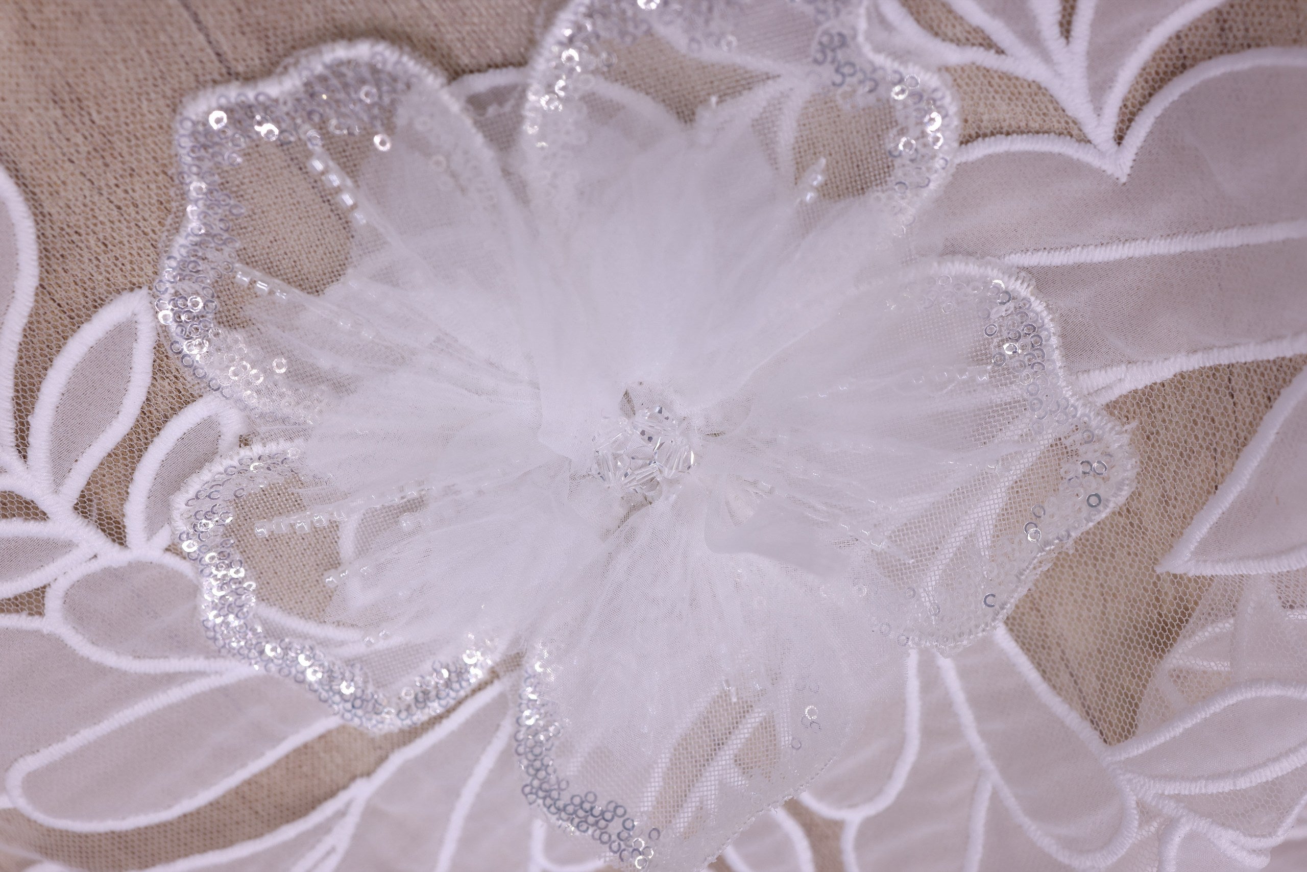 Broderie de lux tip dantela cu flori 3D si cristale cusute manual B95 - Alb.
