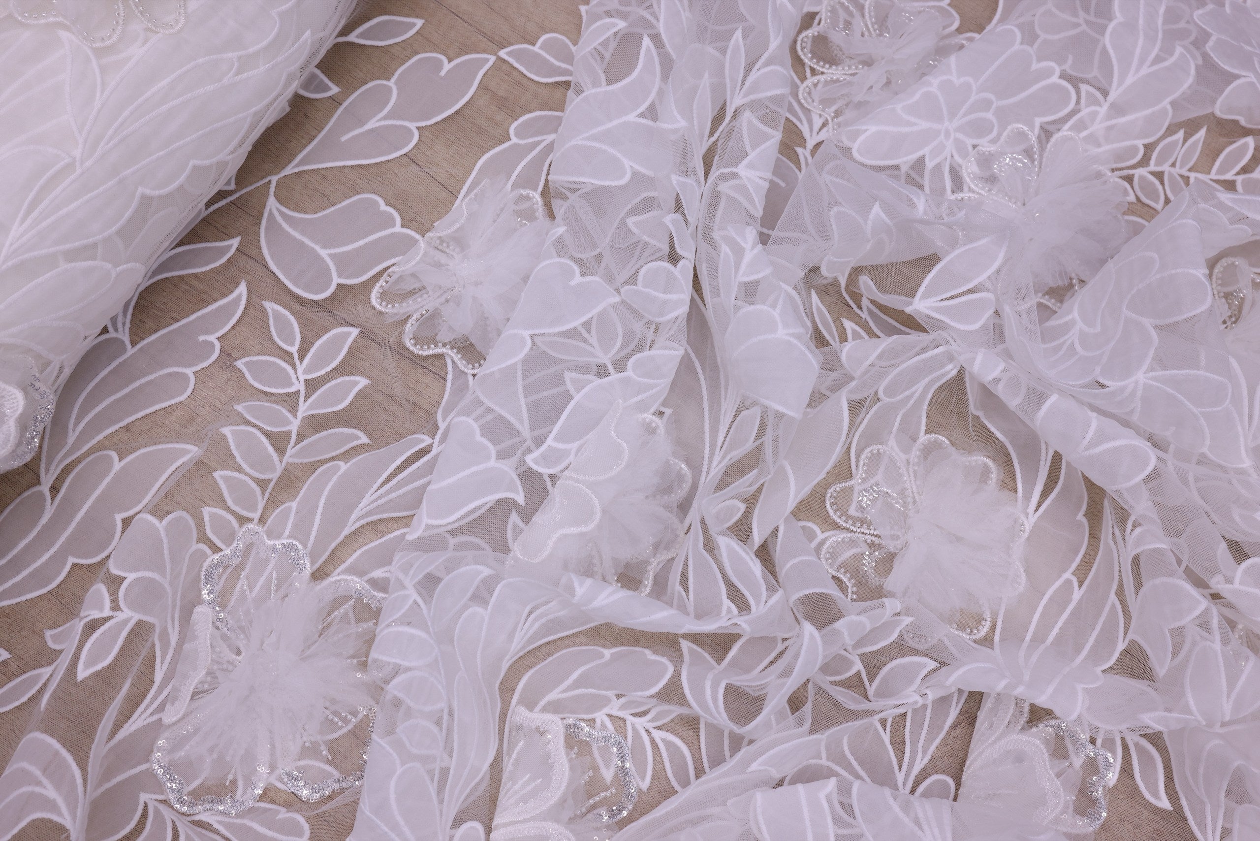 Broderie de lux tip dantela cu flori 3D si cristale cusute manual B95 - Alb.