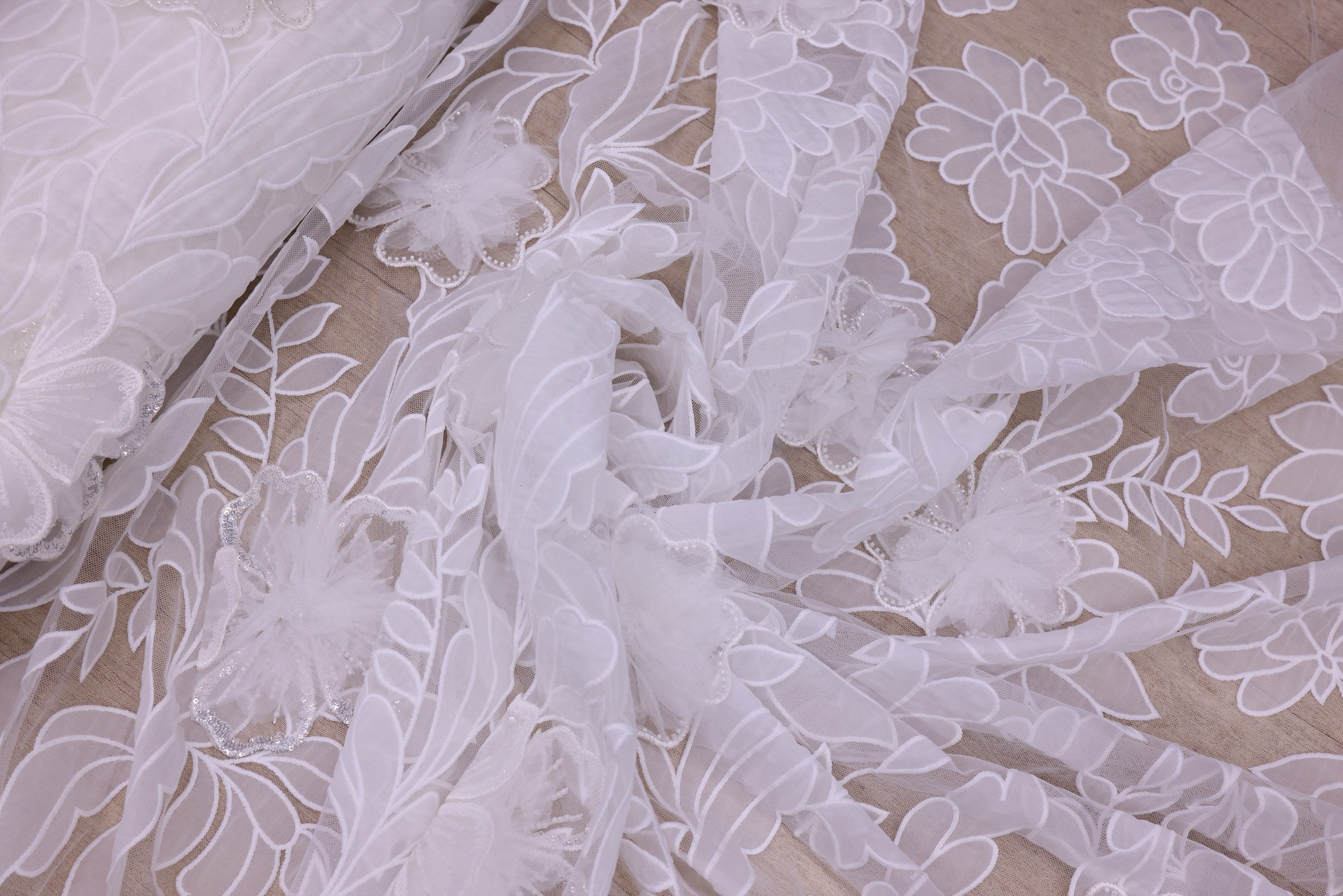 Broderie de lux tip dantela cu flori 3D si cristale cusute manual B95 - Alb.