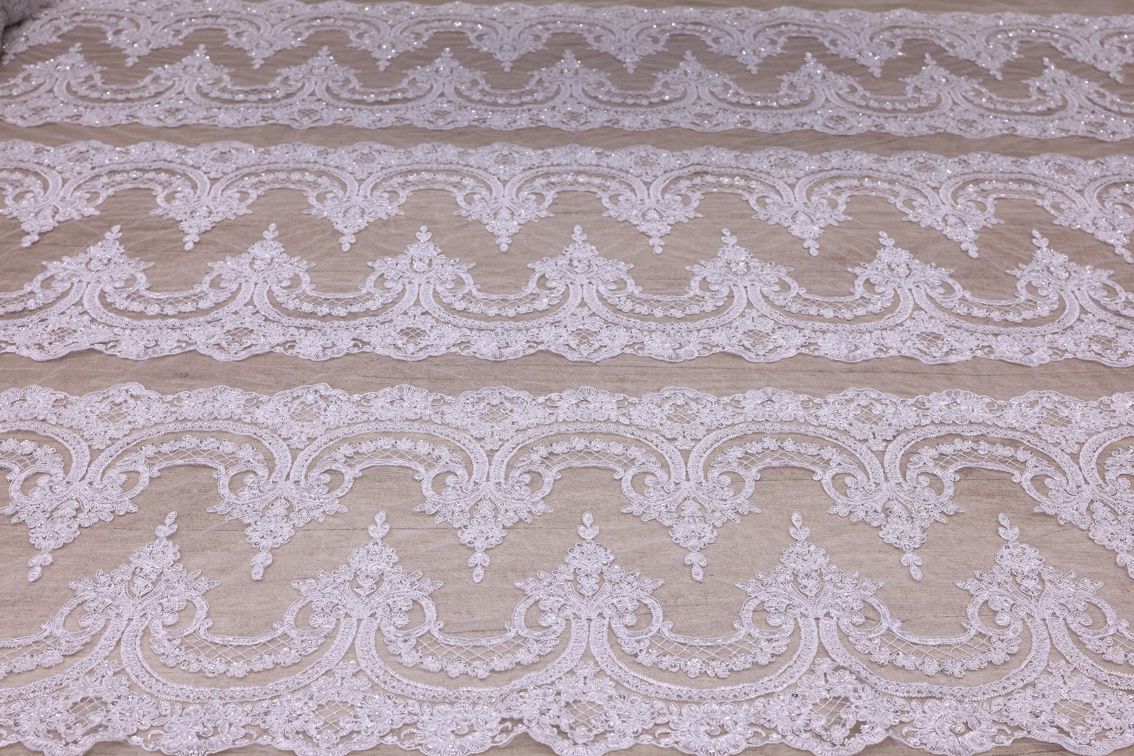 Broderie de lux tip dantela cu perle si paiete   C69 - Alb