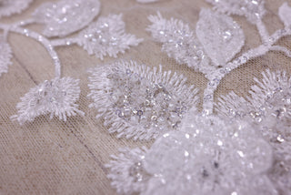 Broderie de lux tip dantela cu flori 3D, cristale aplicate manual - Alb.