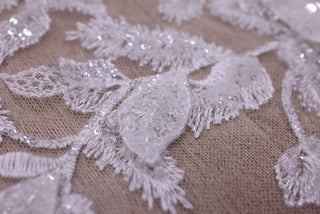 Broderie de lux tip dantela cu flori 3D, cristale aplicate manual - Alb.