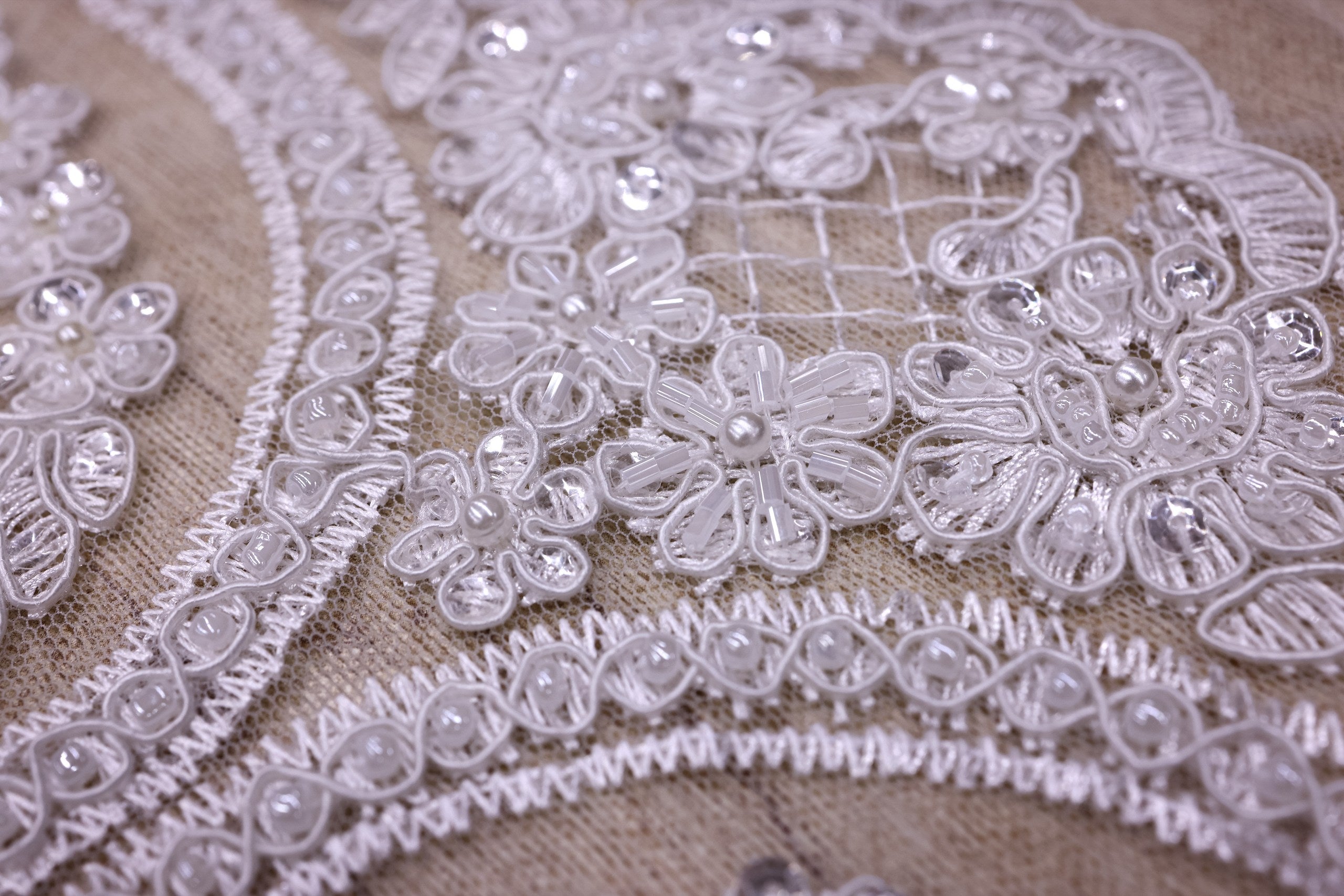 Broderie de lux tip dantela cu perle si paiete   C69 - Alb