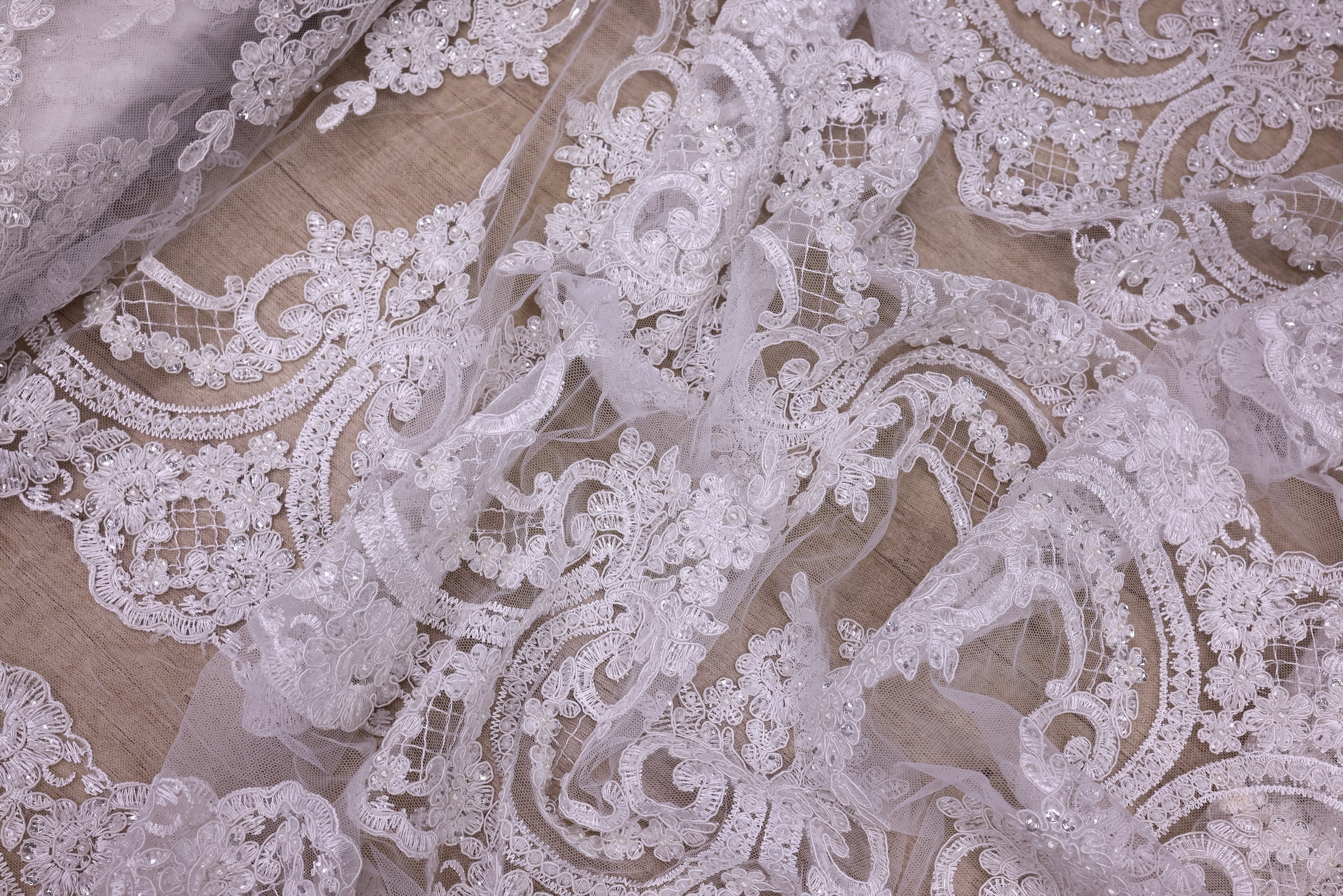 Broderie de lux tip dantela cu perle si paiete   C69 - Alb