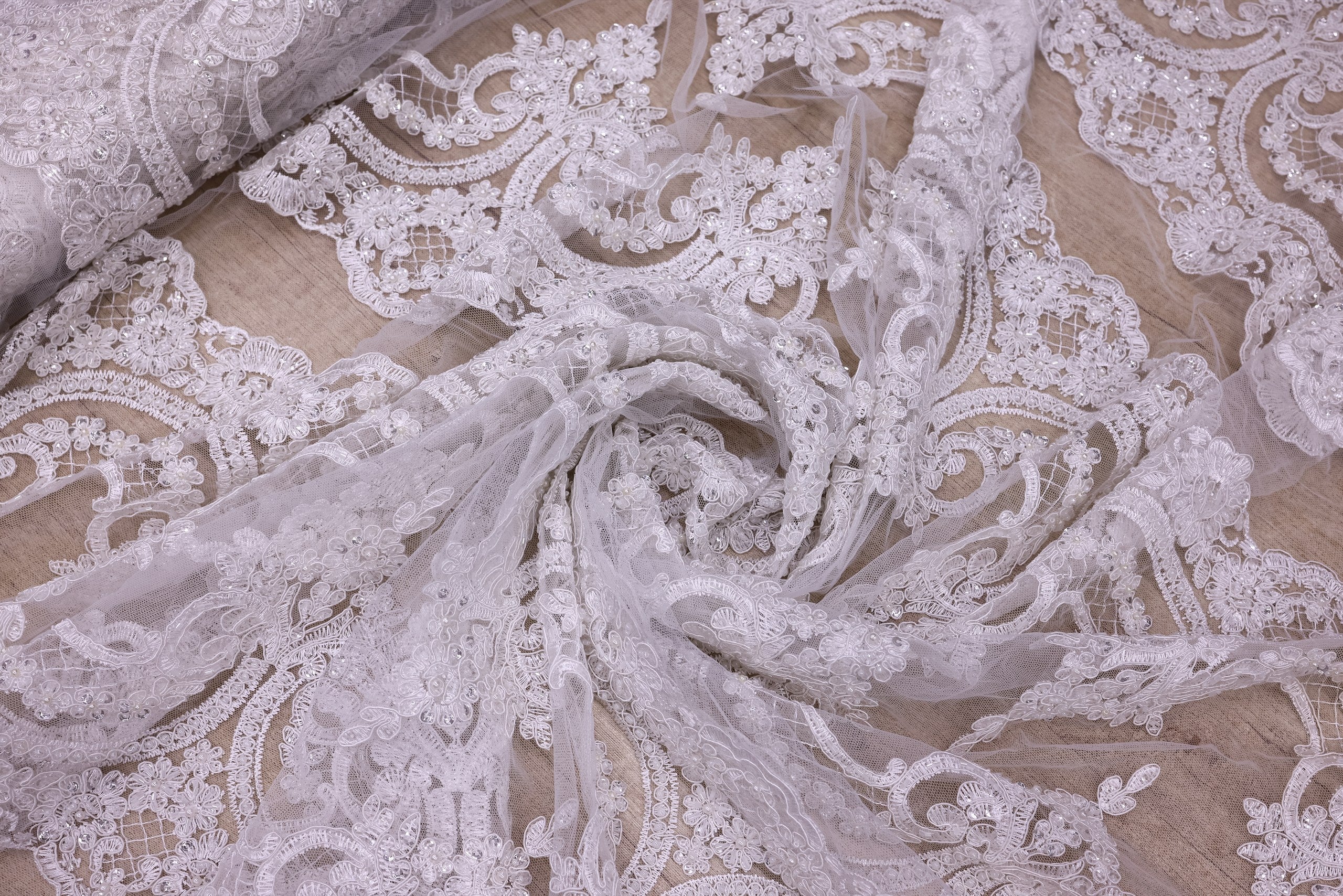 Broderie de lux tip dantela cu perle si paiete   C69 - Alb