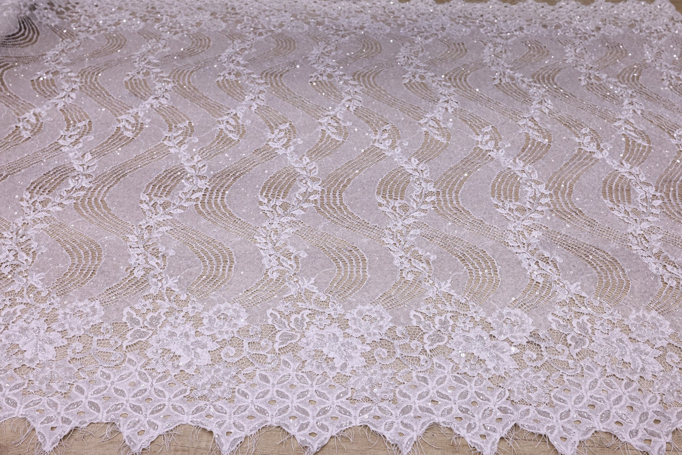 Dantelă Chantilly accesorizată manual în India C71 - Alb