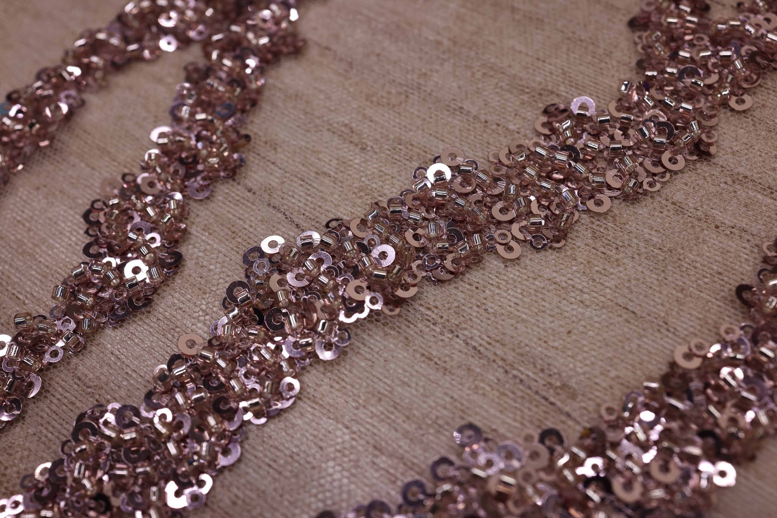 Broderie tip dantela cu perle/margele si paiete B40 - Roz