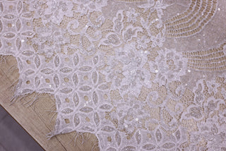 Dantelă Chantilly accesorizată manual în India C71 - Alb