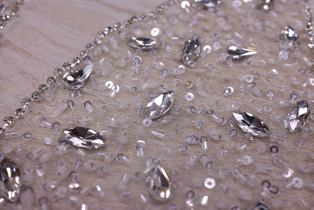 Broderie de lux tip dantela lucrata manual cu crystale C19 - Argintiu