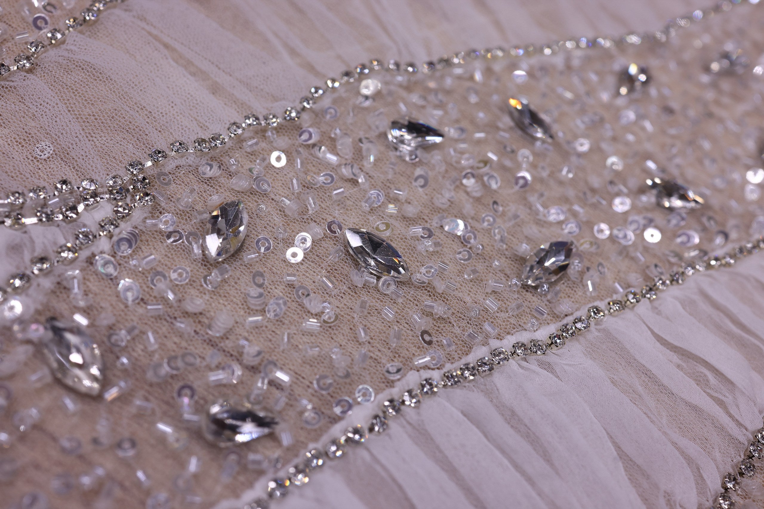 Broderie de lux tip dantela lucrata manual cu crystale C19 - Argintiu
