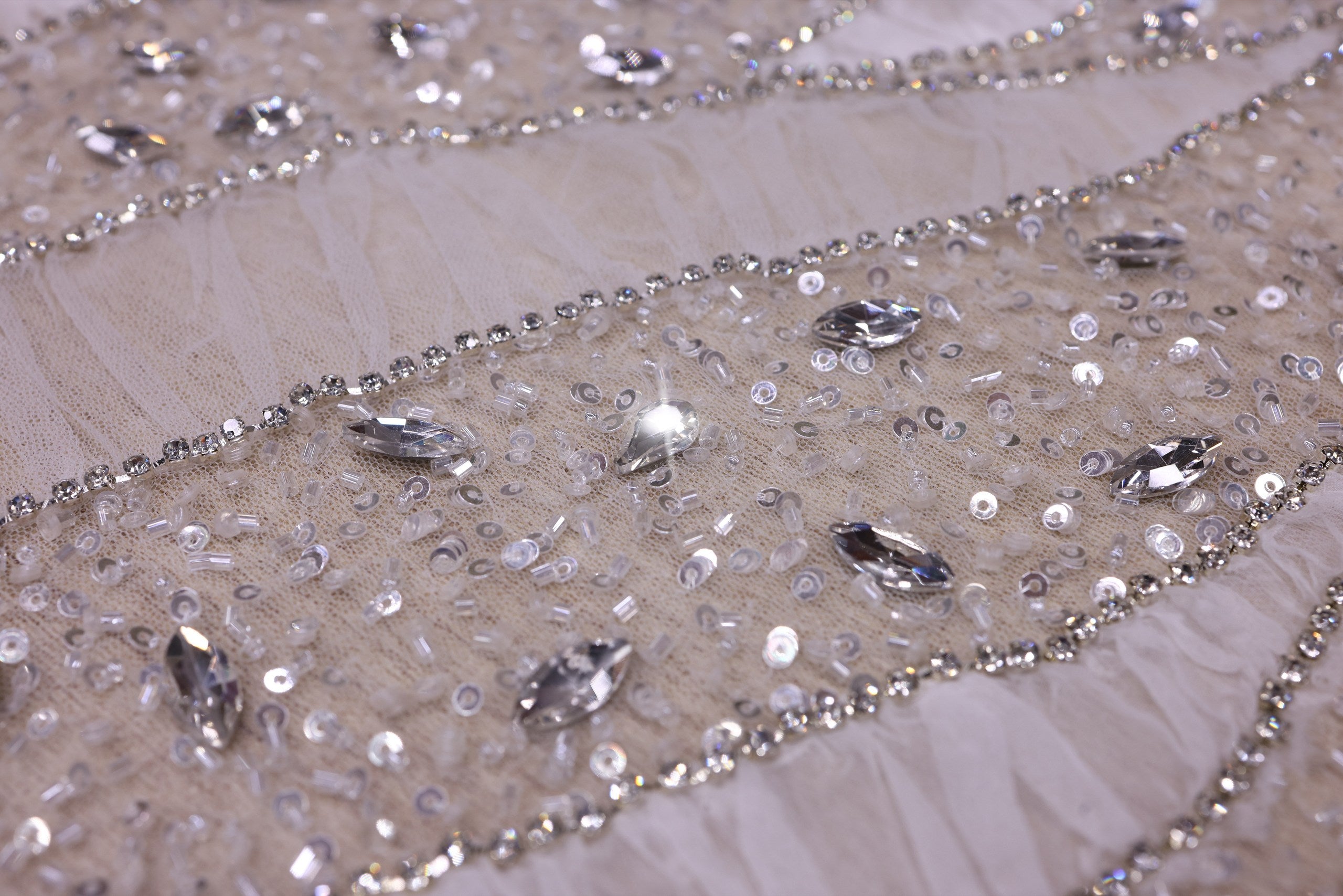 Broderie de lux tip dantela lucrata manual cu crystale C19 - Argintiu