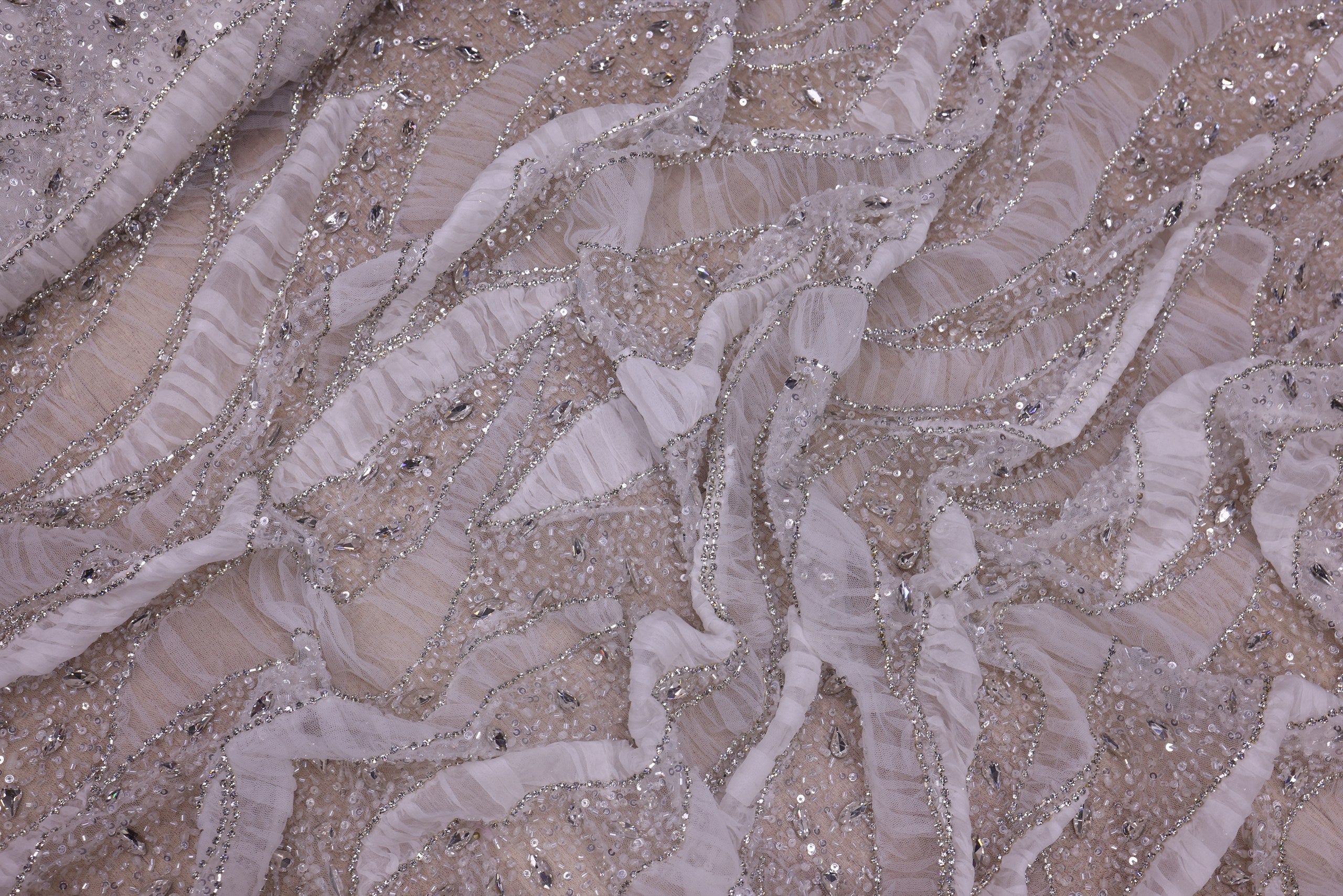 Broderie de lux tip dantela lucrata manual cu crystale C19 - Argintiu