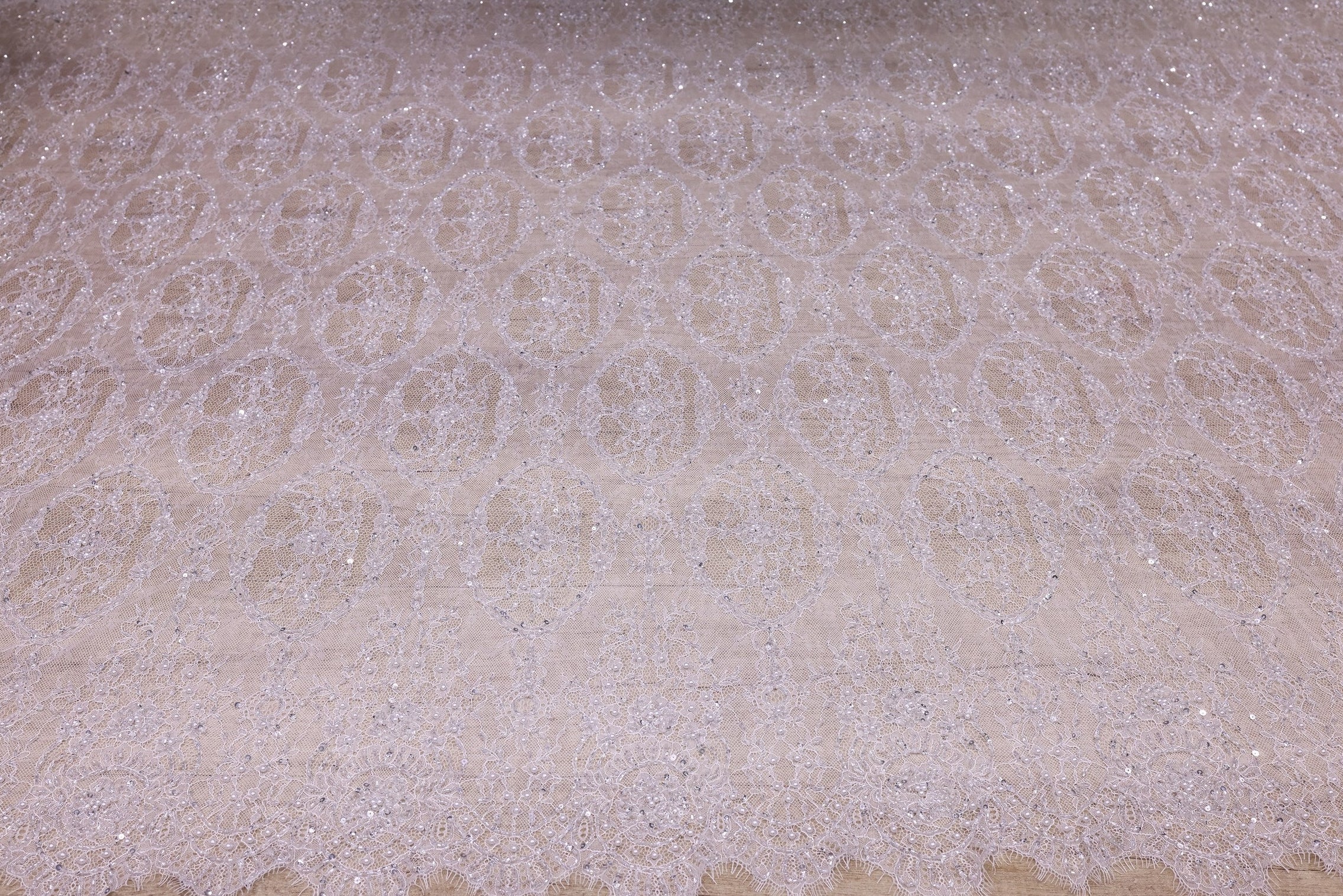 Dantelă Chantilly accesorizată manual în India D1 - Alb