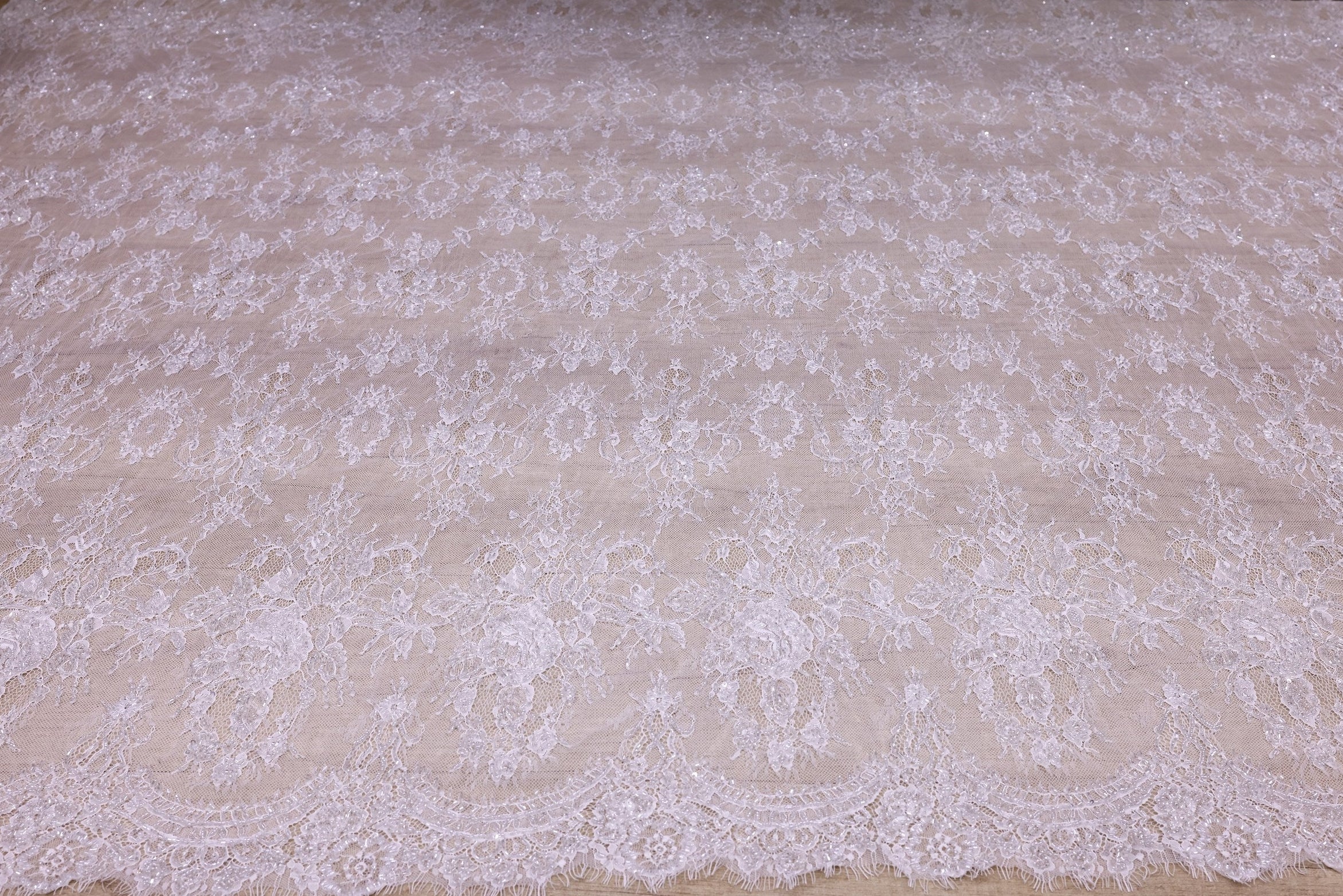 Dantelă Chantilly accesorizată manual în India D2 - Alb