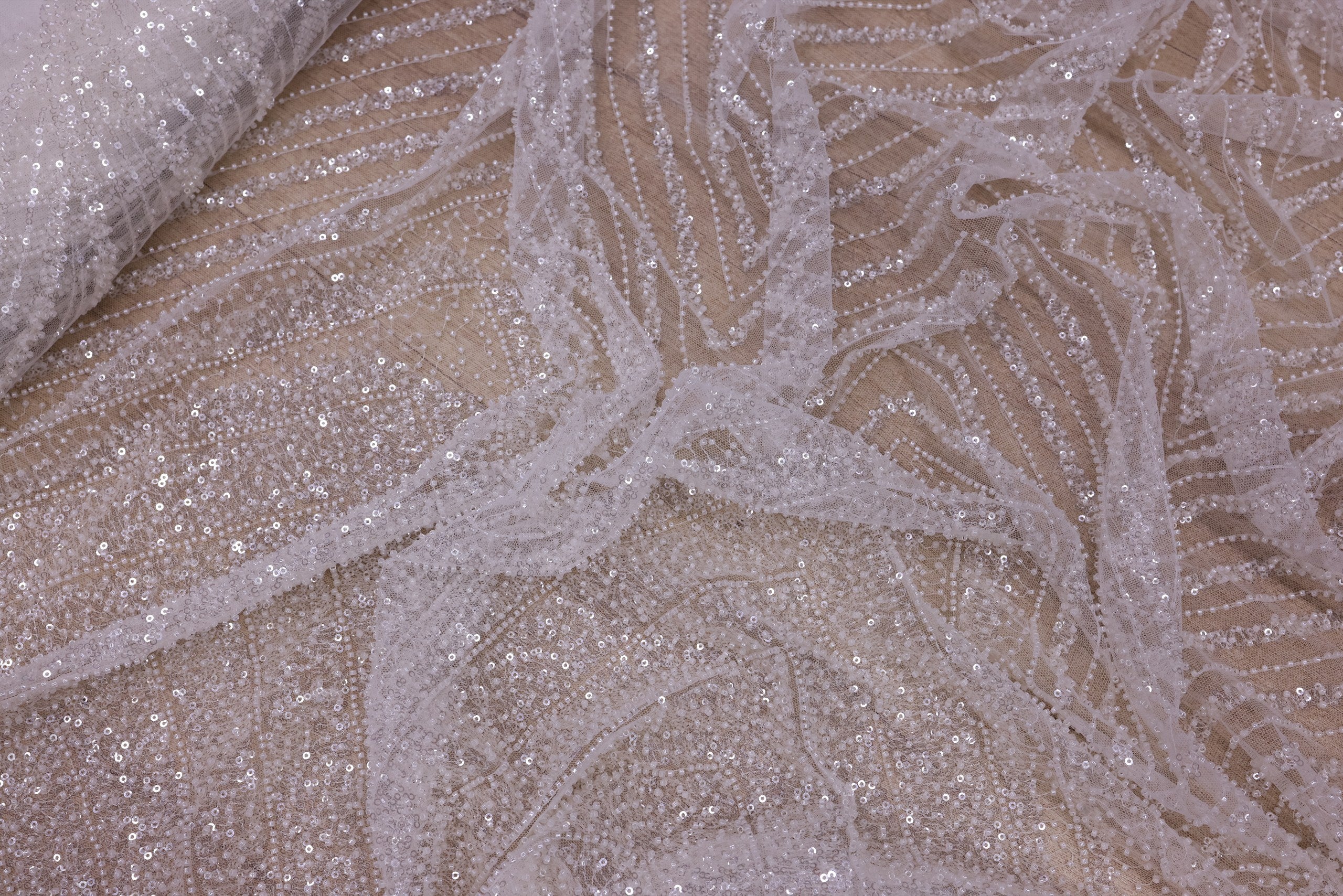 Broderie tip dantela cu perle/margele si paiete B48 - Alb