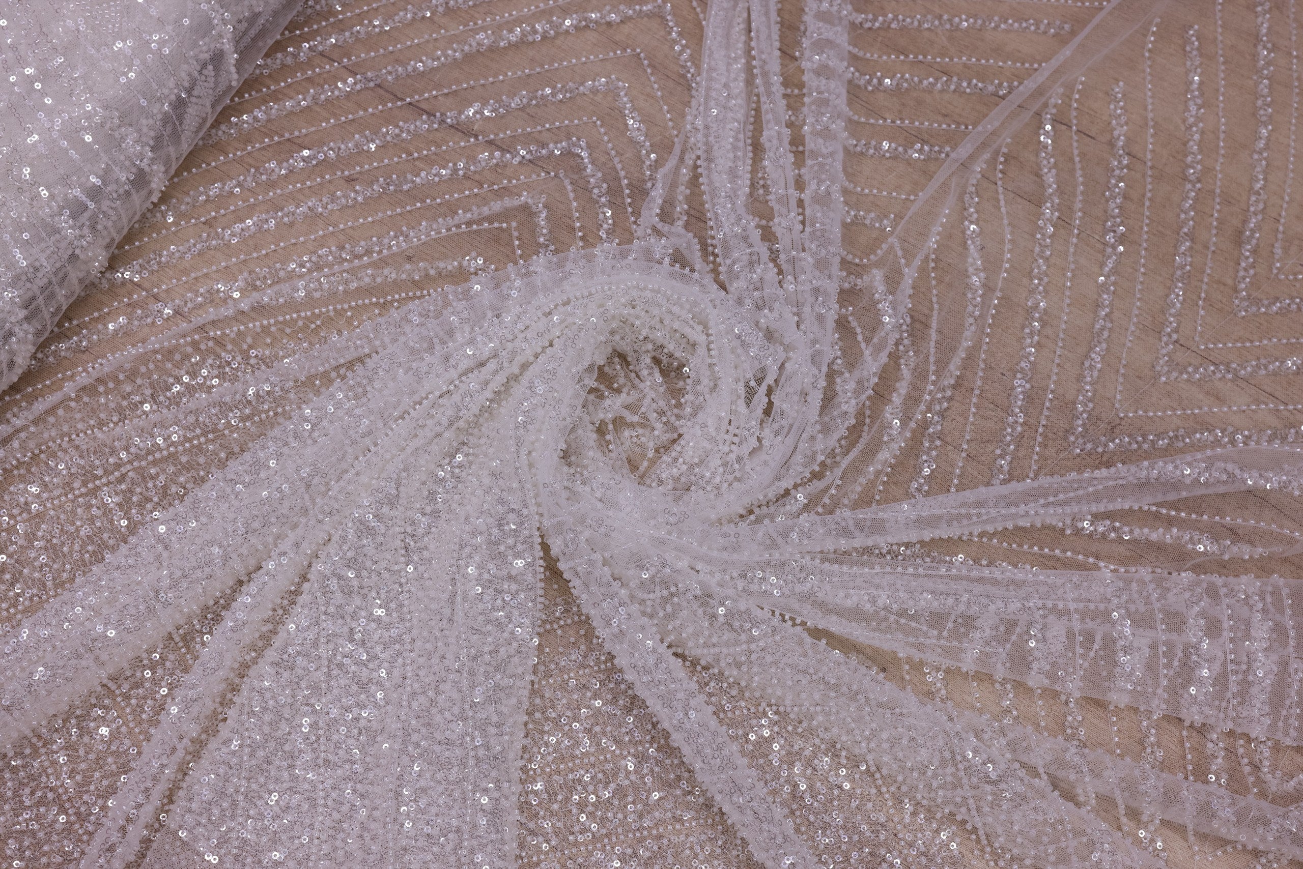 Broderie tip dantela cu perle/margele si paiete B48 - Alb