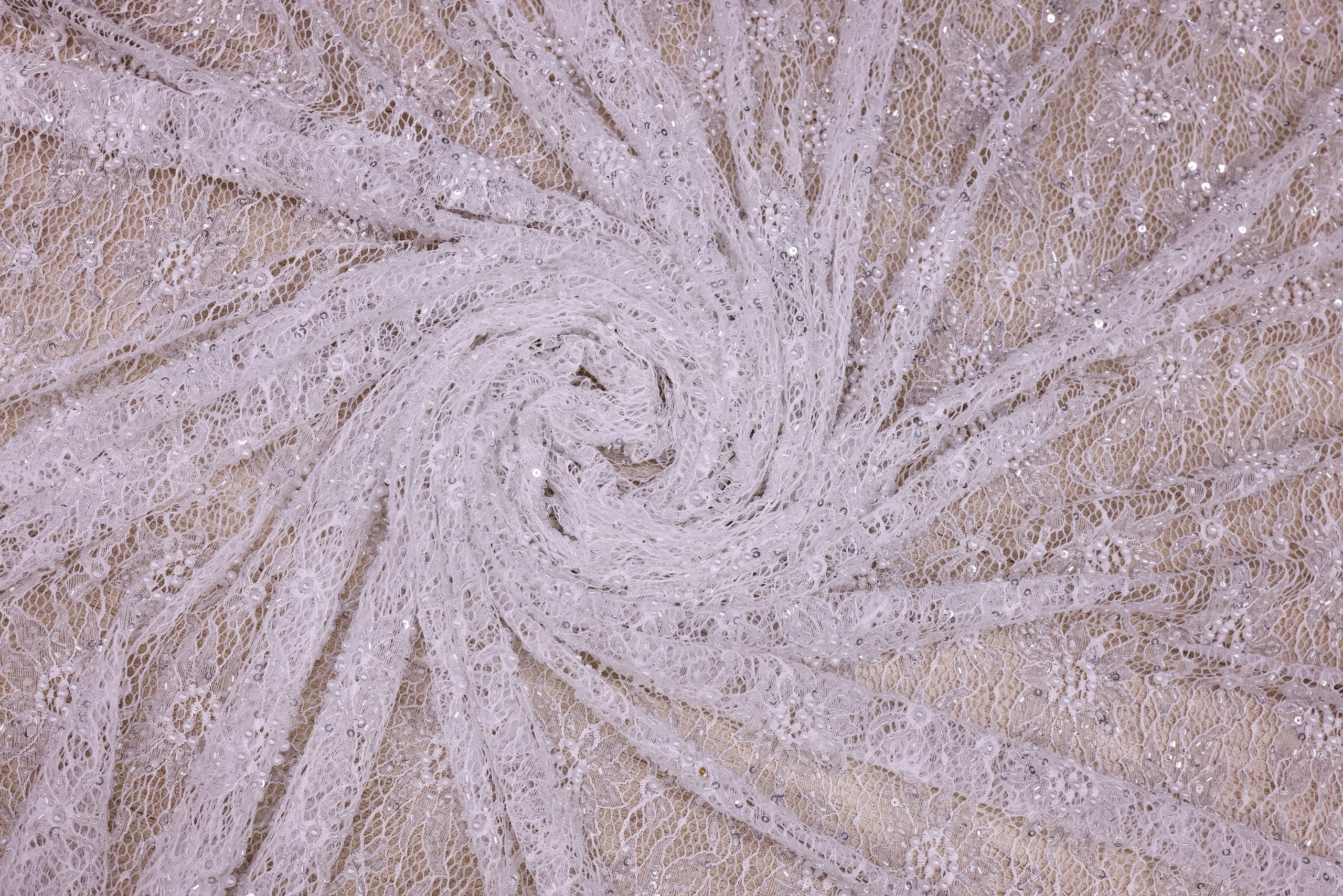 Dantelă Chantilly accesorizată manual în India D5 - Alb