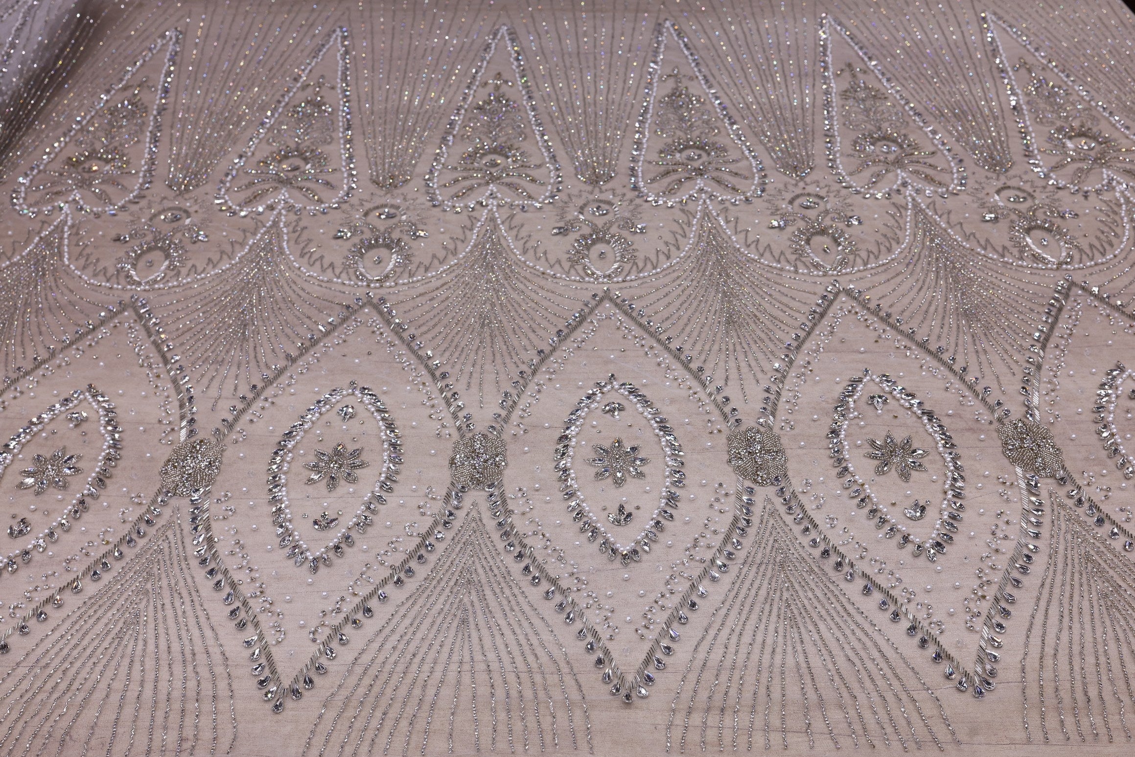 Broderie de lux tip dantela cu pietre pretioase, perle si margele C23 - Argintiu
