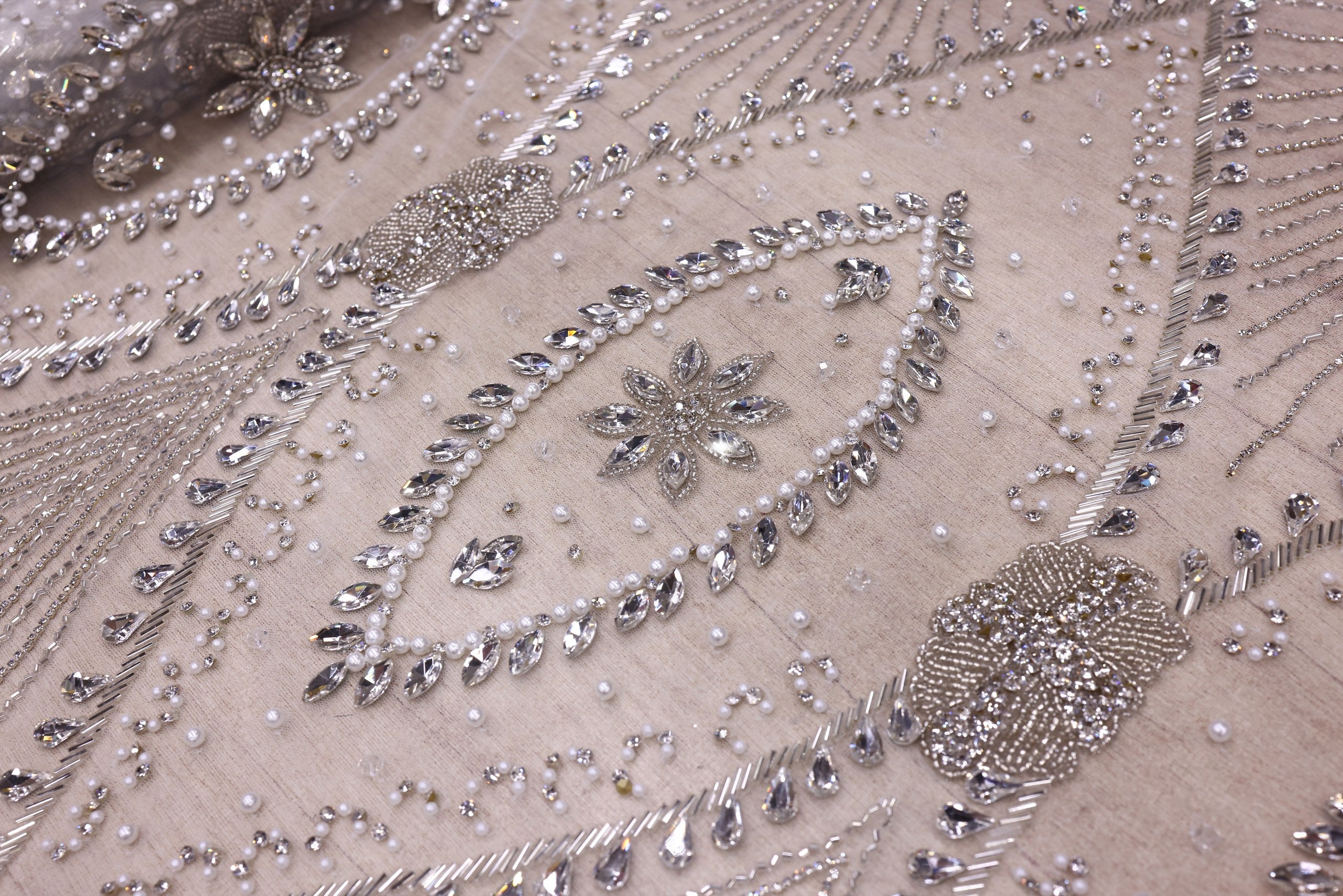 Broderie de lux tip dantela cu pietre pretioase, perle si margele C23 - Argintiu