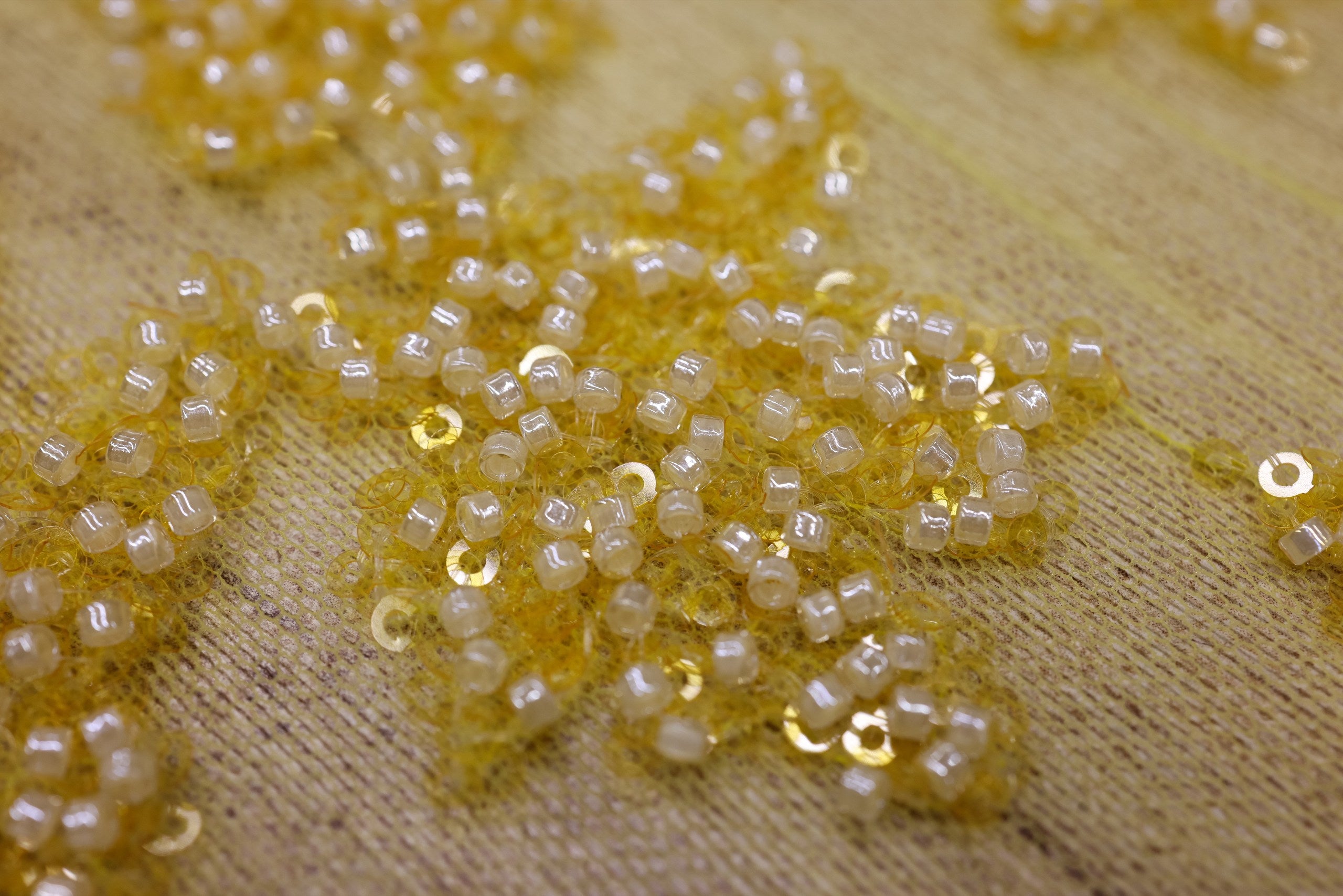 Broderie tip dantela cu perle/margele si paiete B50 - Galben