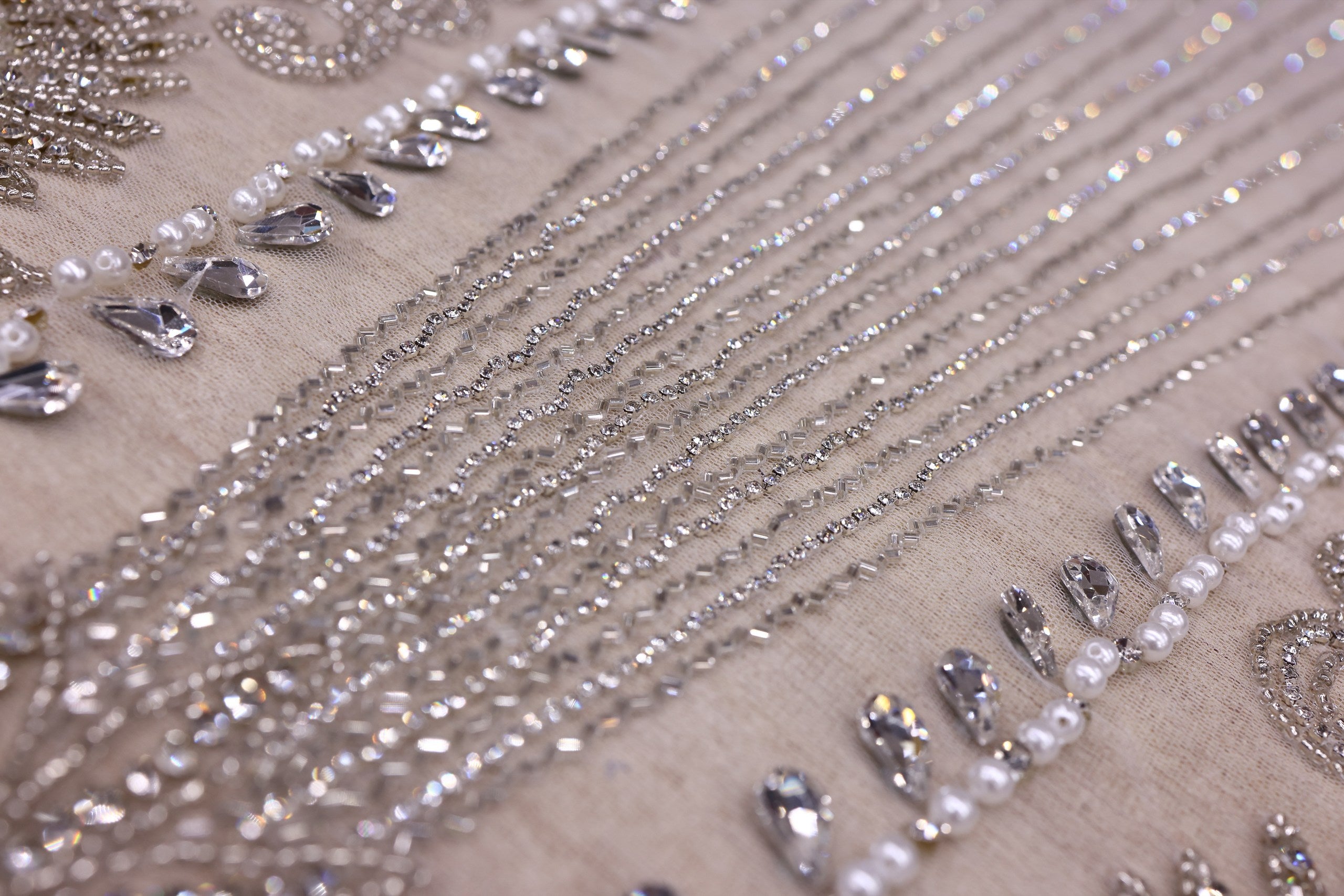 Broderie de lux tip dantela cu pietre pretioase, perle si margele C23 - Argintiu