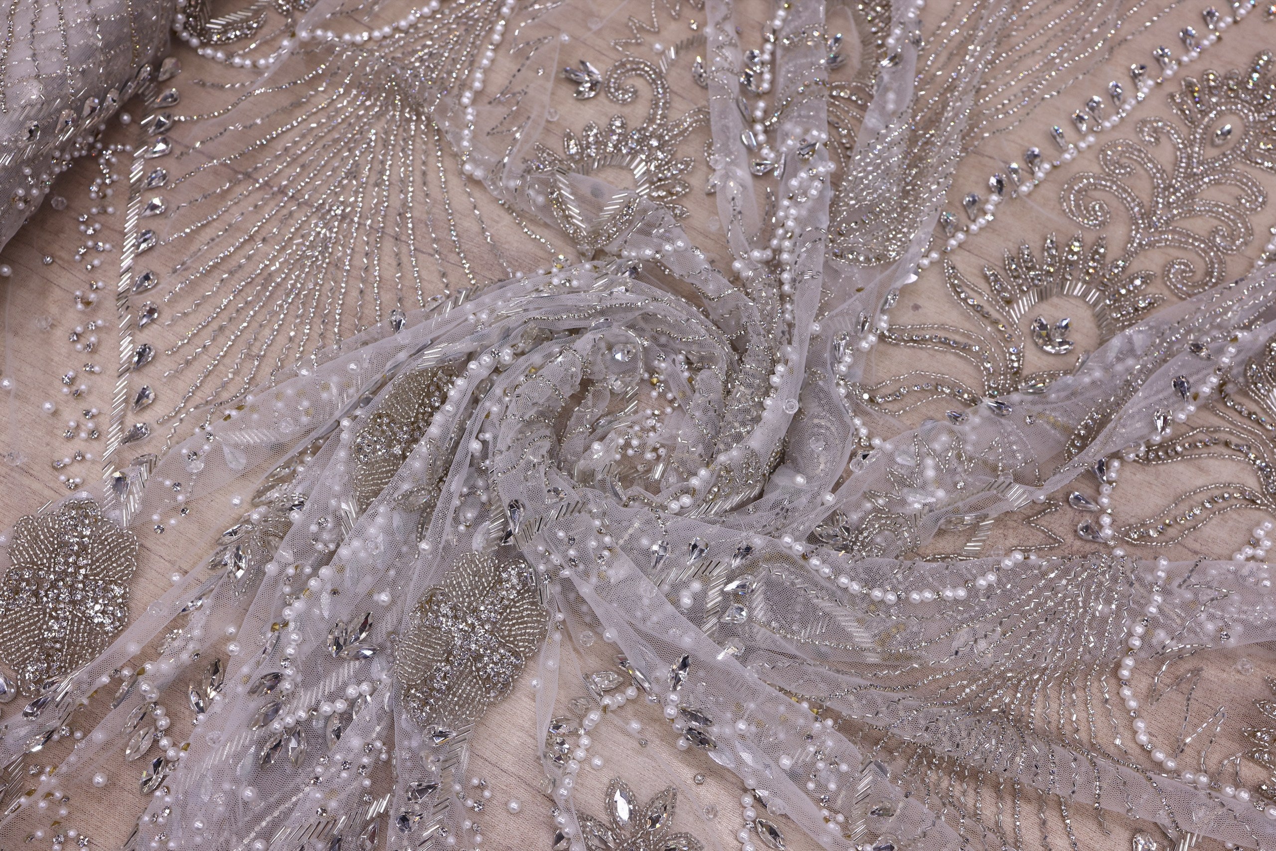 Broderie de lux tip dantela cu pietre pretioase, perle si margele C23 - Argintiu