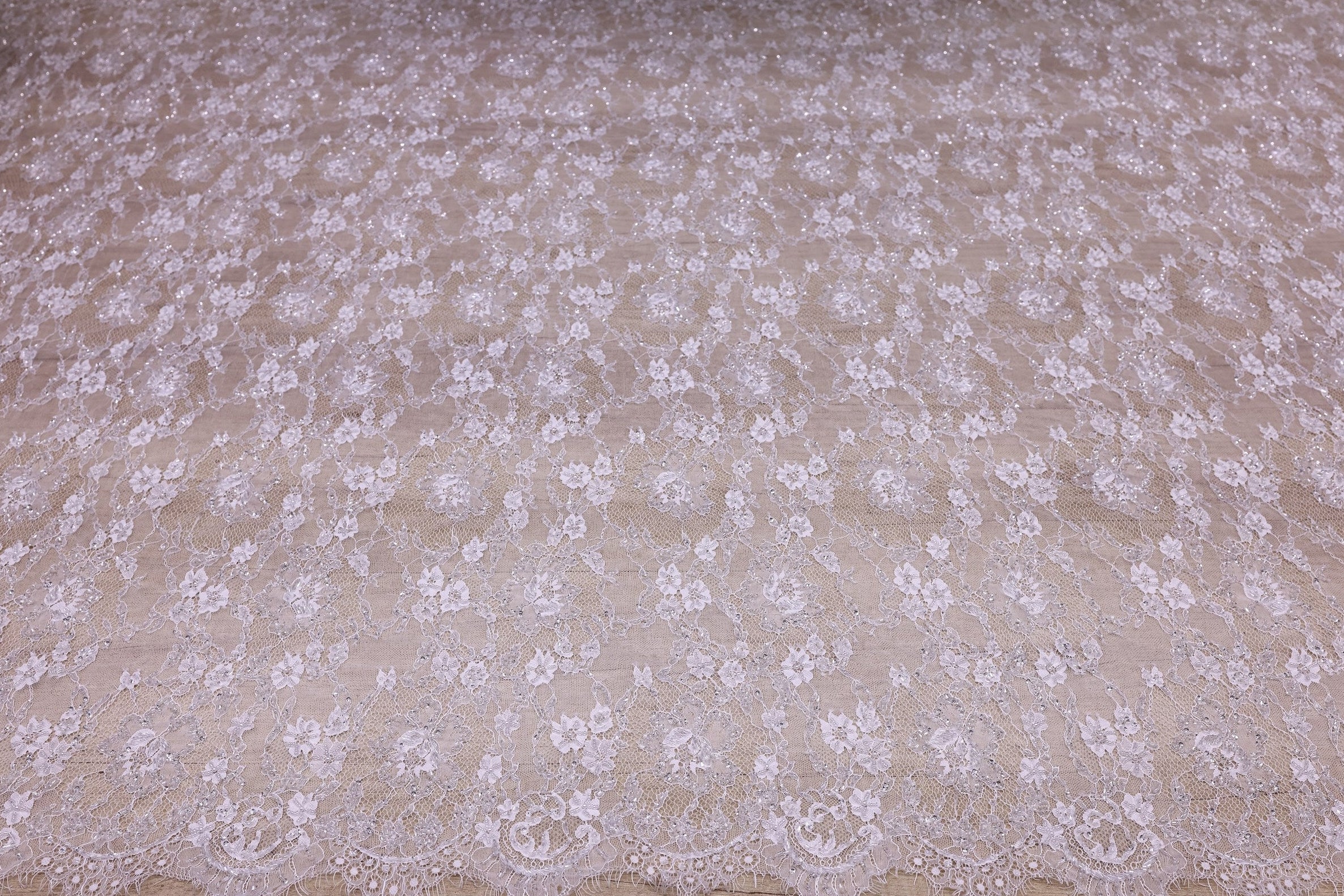 Dantelă Chantilly accesorizată manual în India D8 - Alb