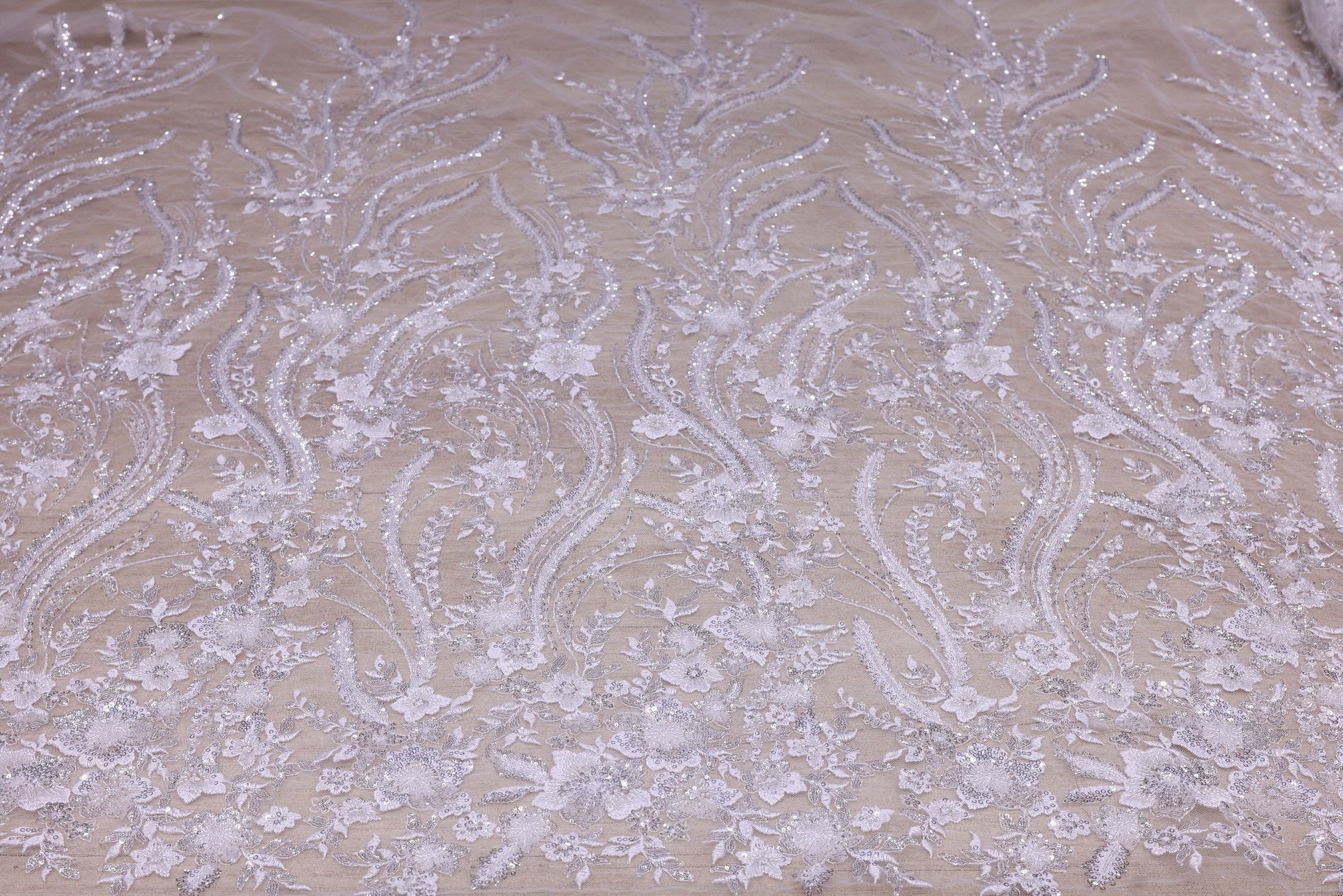 Broderie de lux tip dantela cu flori 3D si cristale cusute manual  C25 - Alb
