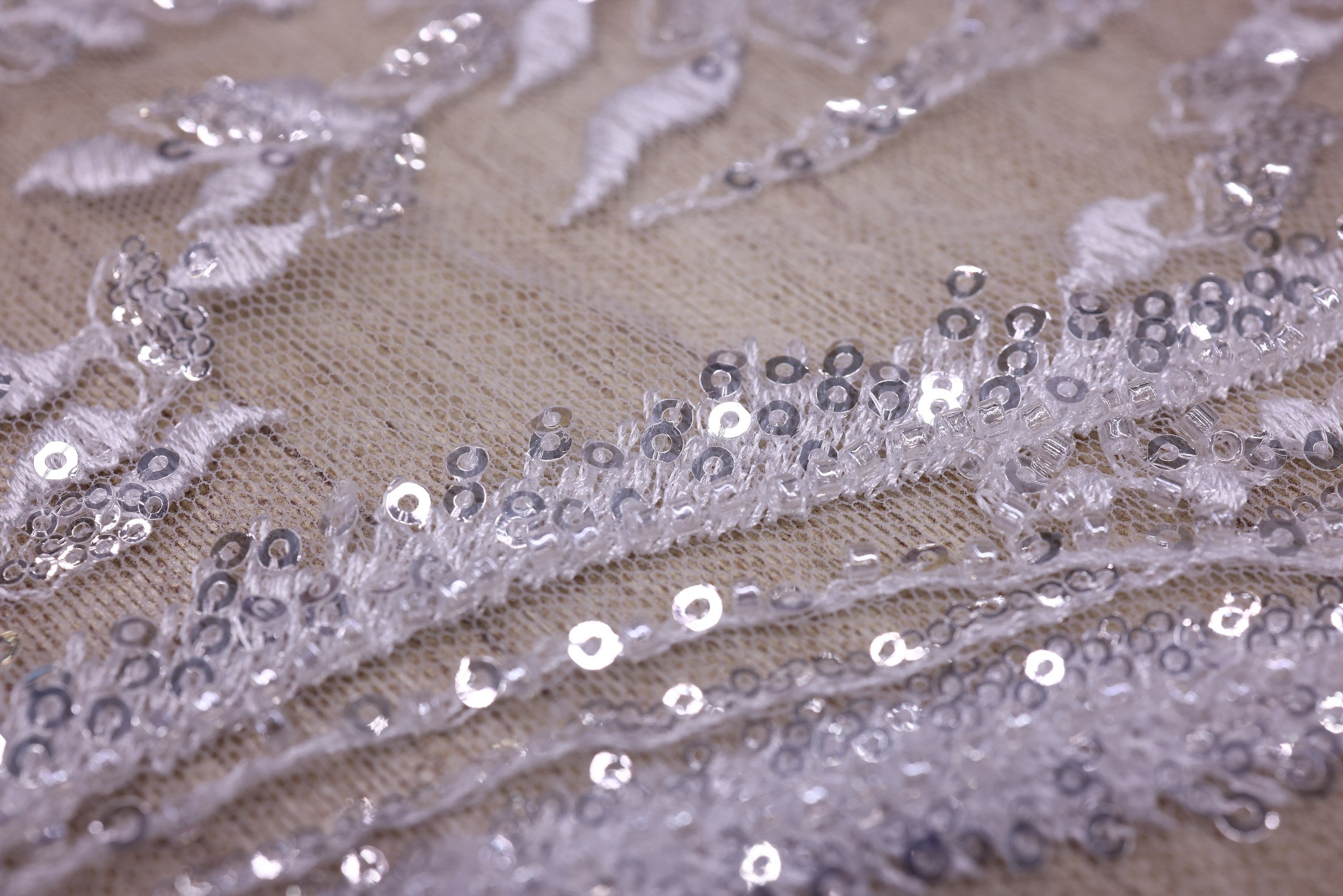 Broderie de lux tip dantela cu flori 3D si cristale cusute manual  C25 - Alb