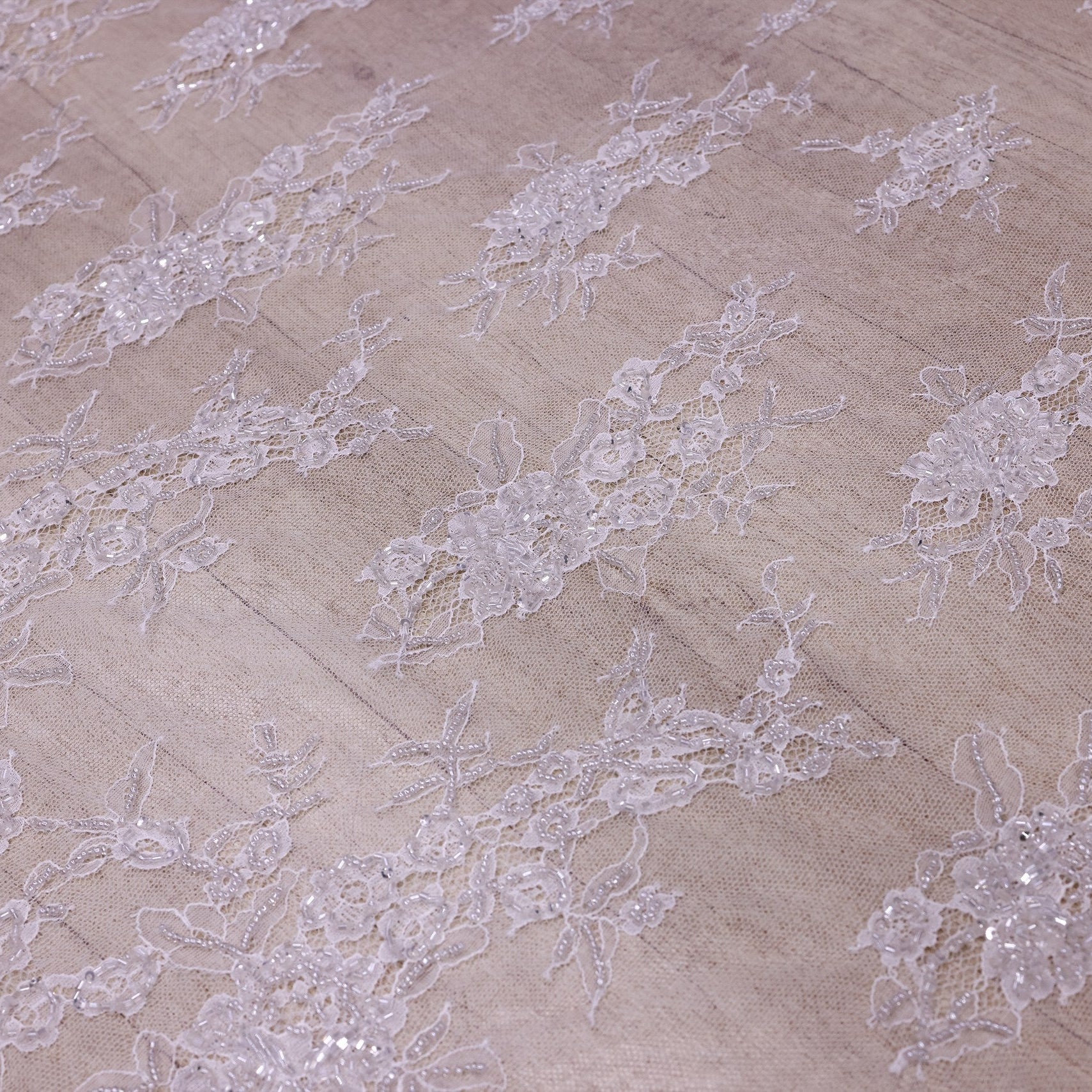 Dantelă Chantilly accesorizată manual în India D9 - Alb